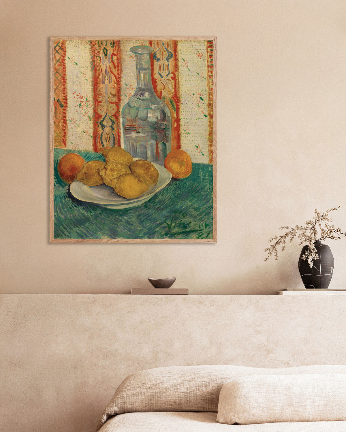Poster mit „Karaffe und Schale mit Zitrusfrüchten (1887) von Vincent van Gogh“, mit naturfarbenem Holzrahmen