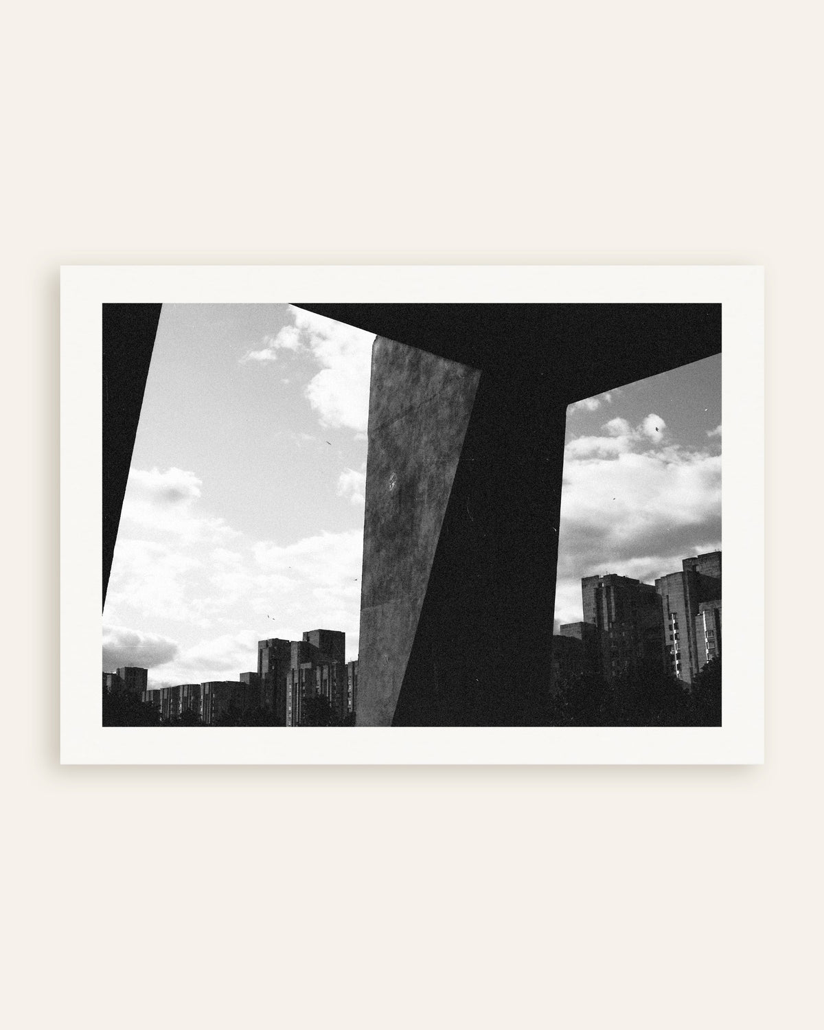 Poster „Die Stadt zwischen Betonpfeilern“, Miniaturansicht