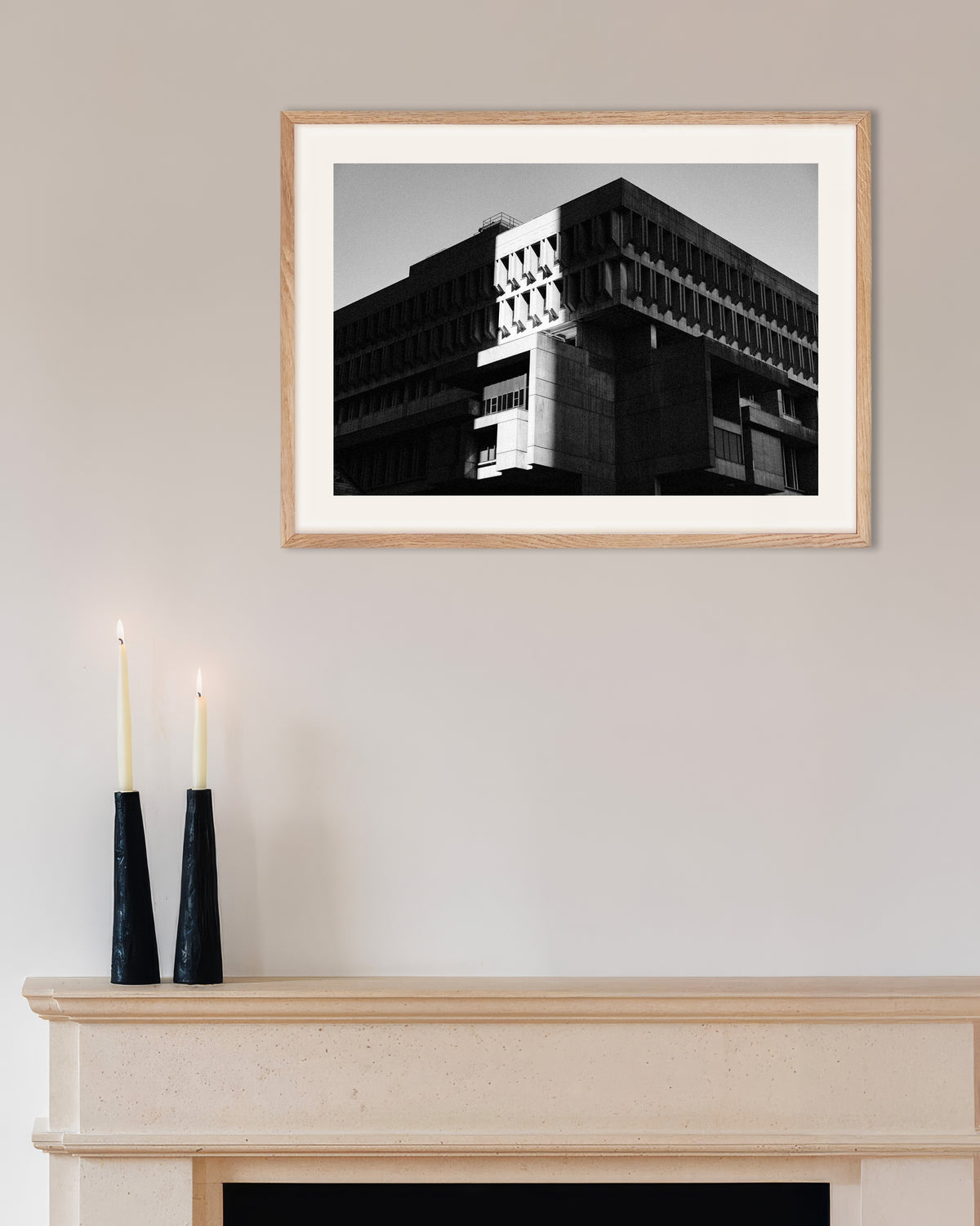 Poster „Öffentliches Gebäude in Sonne und Schatten“ mit naturfarbenem Holzrahmen