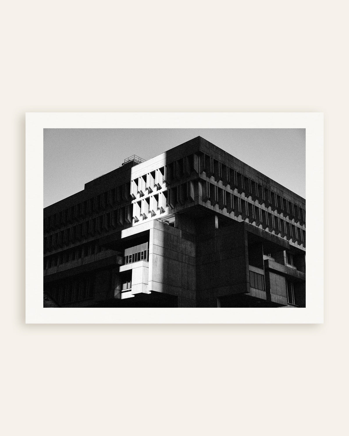 Poster „Öffentliches Gebäude in Sonne und Schatten“, Miniaturansicht