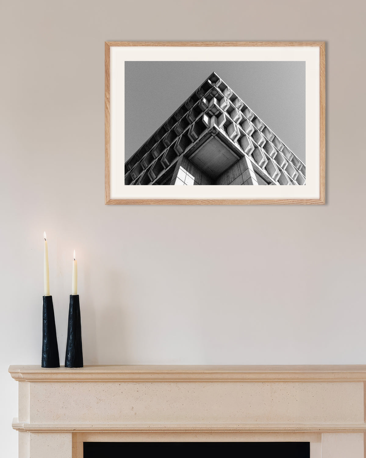 Poster „Kassettierte Ecke in scharfer Perspektive“ mit naturfarbenem Holzrahmen