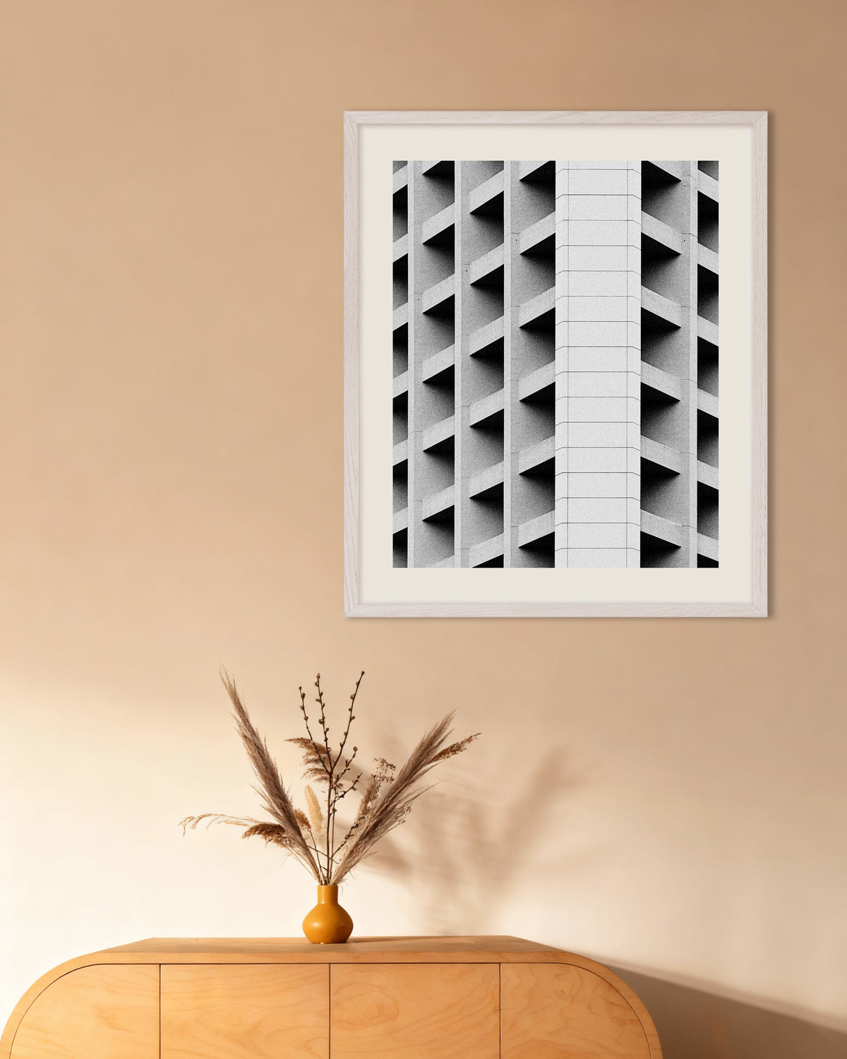 Poster „Kassettenfassade mit weißem Mittelstreifen“ mit weißem Holzrahmen