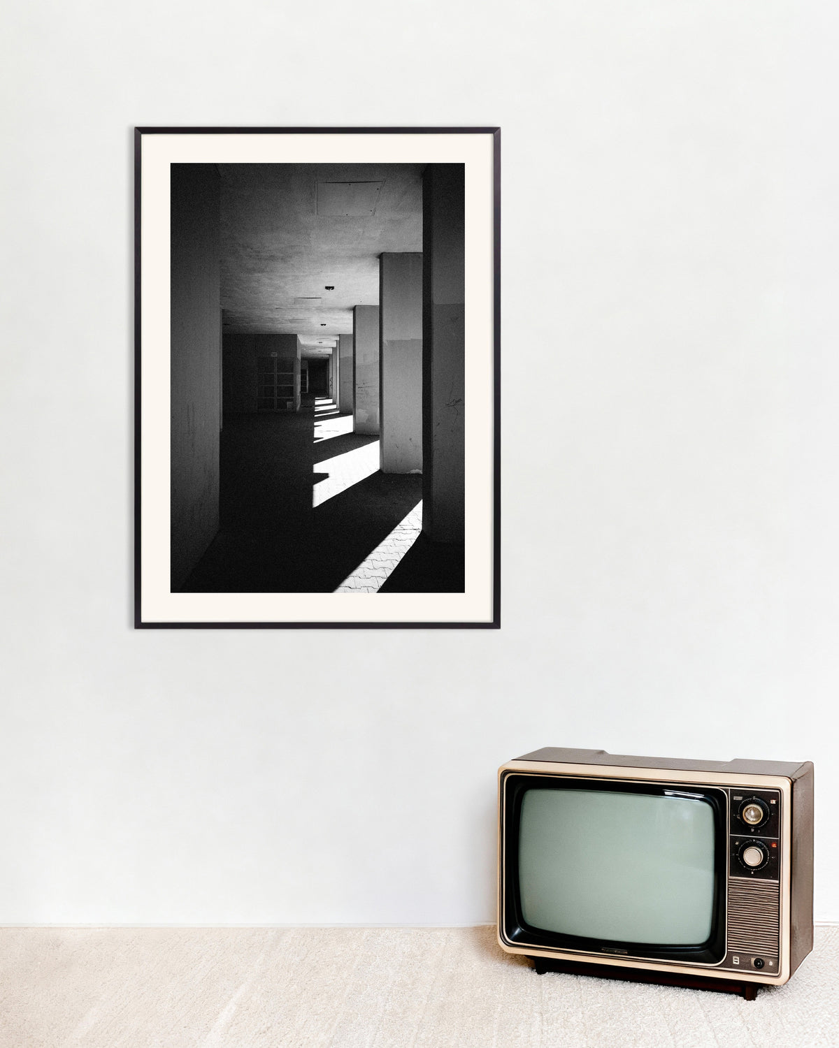 Poster „Kolonnade mit Sonnenstreifen“ mit Metallrahmen