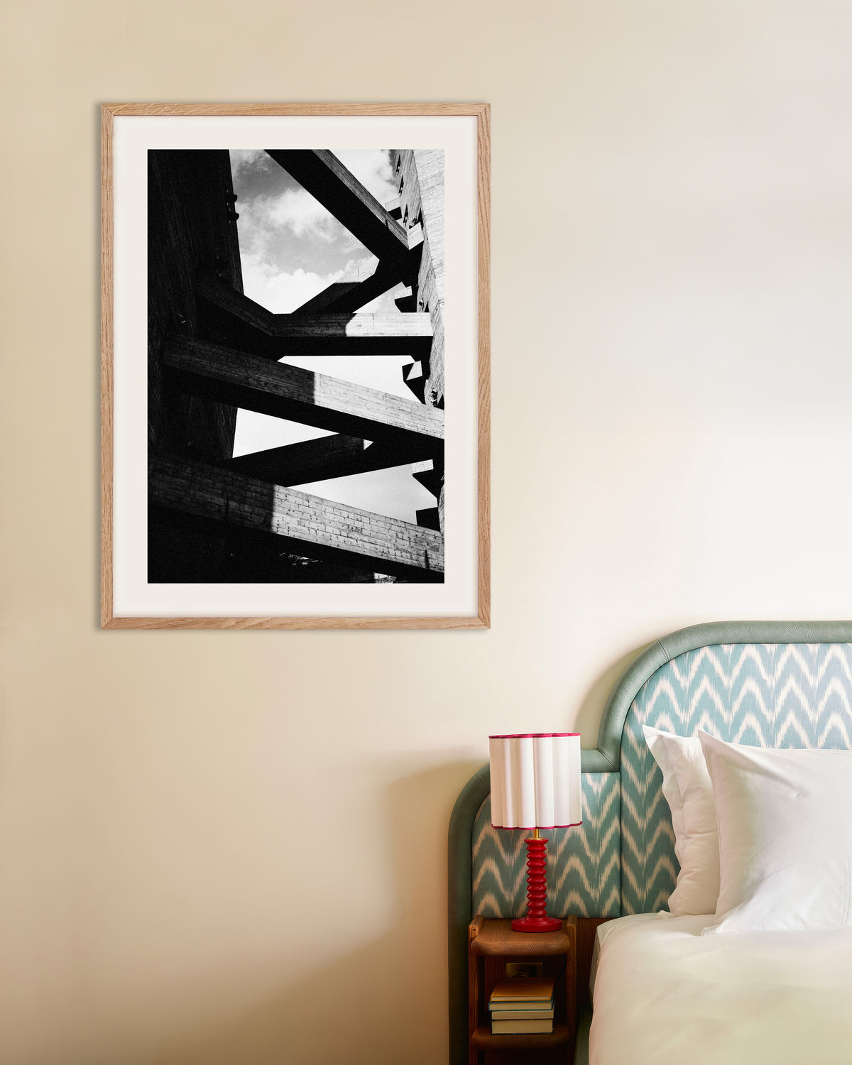 Poster „Betonbalken vor dem Himmel“ mit naturfarbenem Holzrahmen