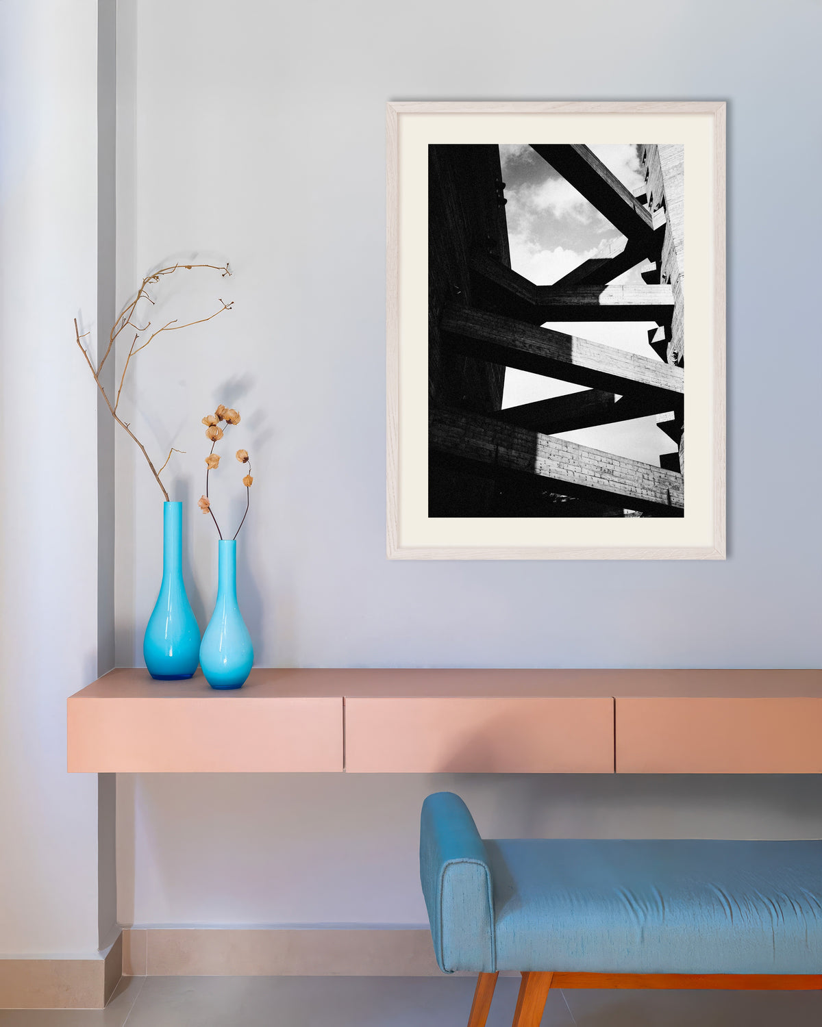 Poster „Betonbalken vor dem Himmel“ mit weißem Holzrahmen