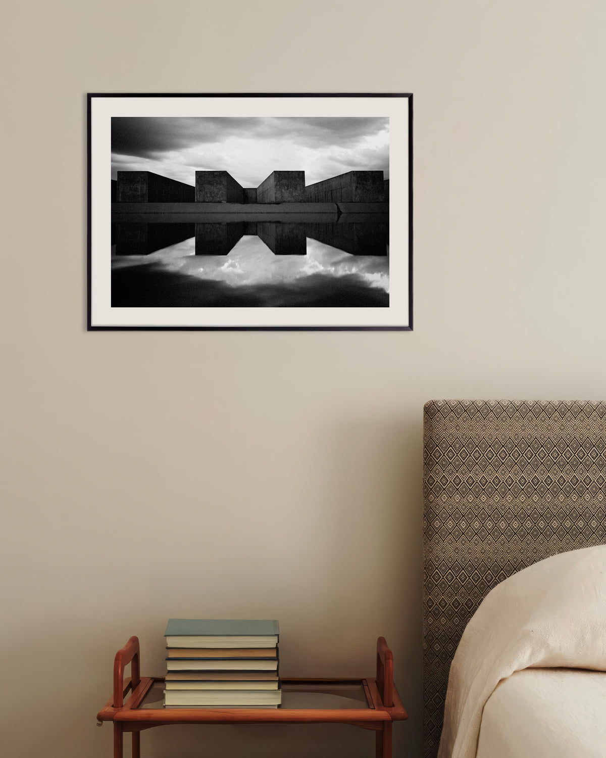 Poster „Betonblöcke spiegeln sich im Wasser“ mit Metallrahmen