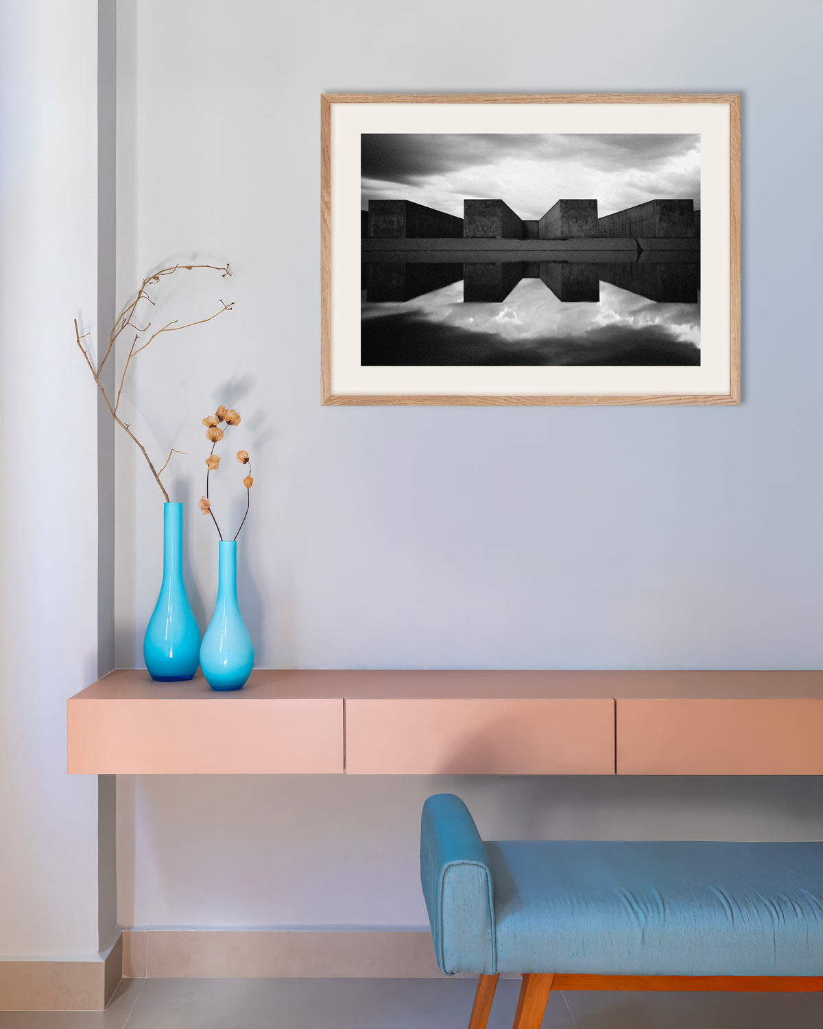 Poster „Betonblöcke spiegeln sich im Wasser“ mit naturfarbenem Holzrahmen
