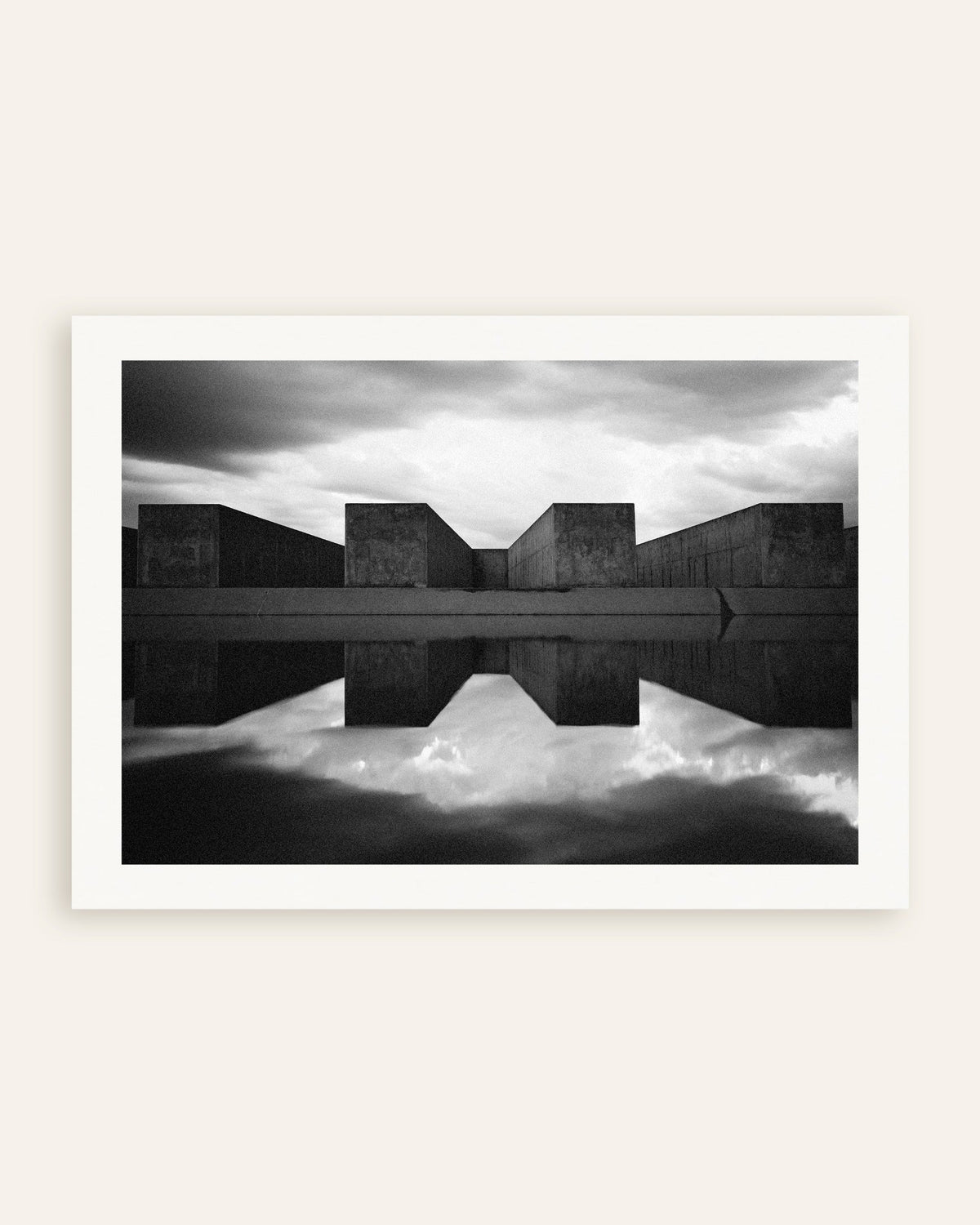 Poster „Betonblöcke spiegeln sich im Wasser“, Miniaturansicht