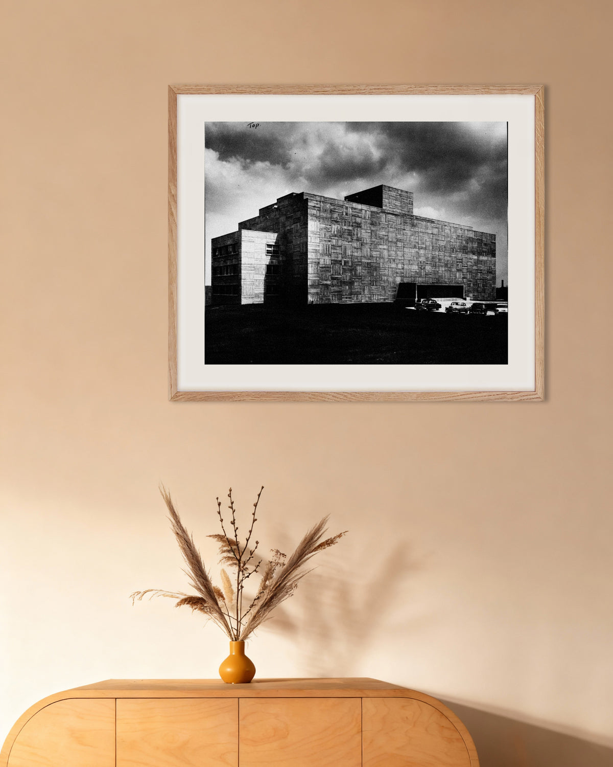 Poster „Betongebäude im Sturm“ mit naturfarbenem Holzrahmen