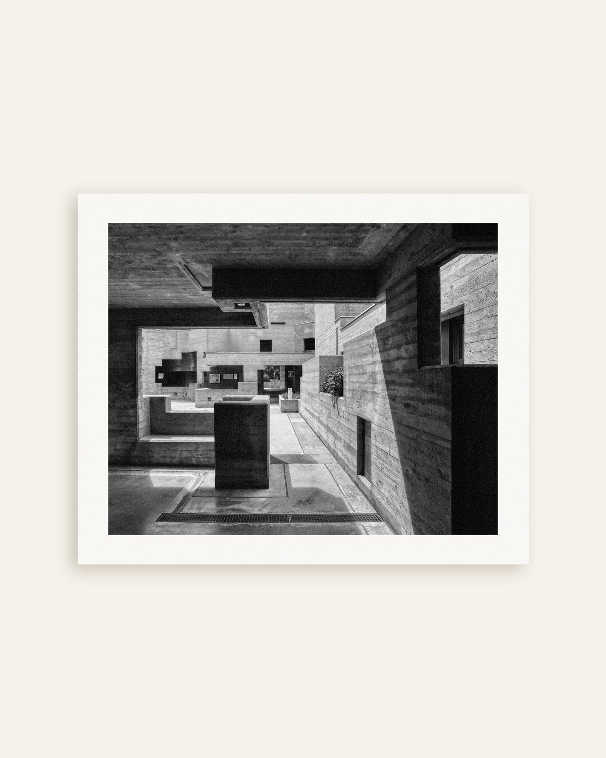 Poster „Betonhof durch eine Öffnung gesehen“, Miniaturansicht