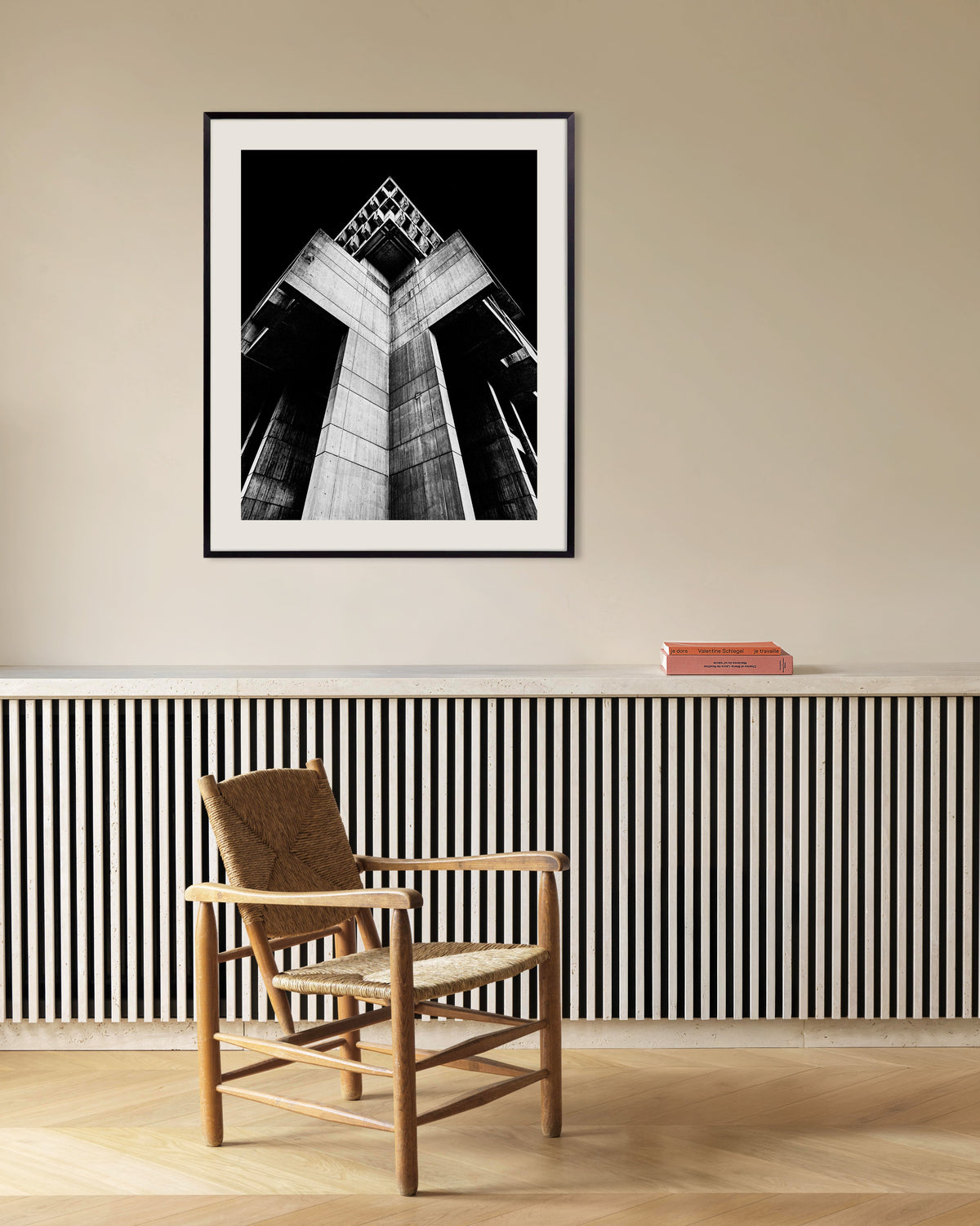 Poster „Kreuzförmiger Betonturm bei Nacht“ mit Metallrahmen