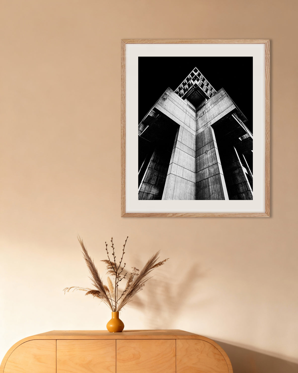 Poster „Kreuzförmiger Betonturm bei Nacht“ mit naturfarbenem Holzrahmen