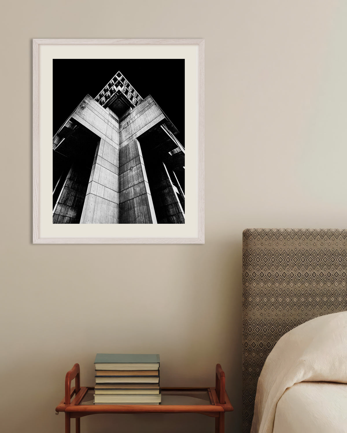 Poster „Kreuzförmiger Betonturm bei Nacht“ mit weißem Holzrahmen