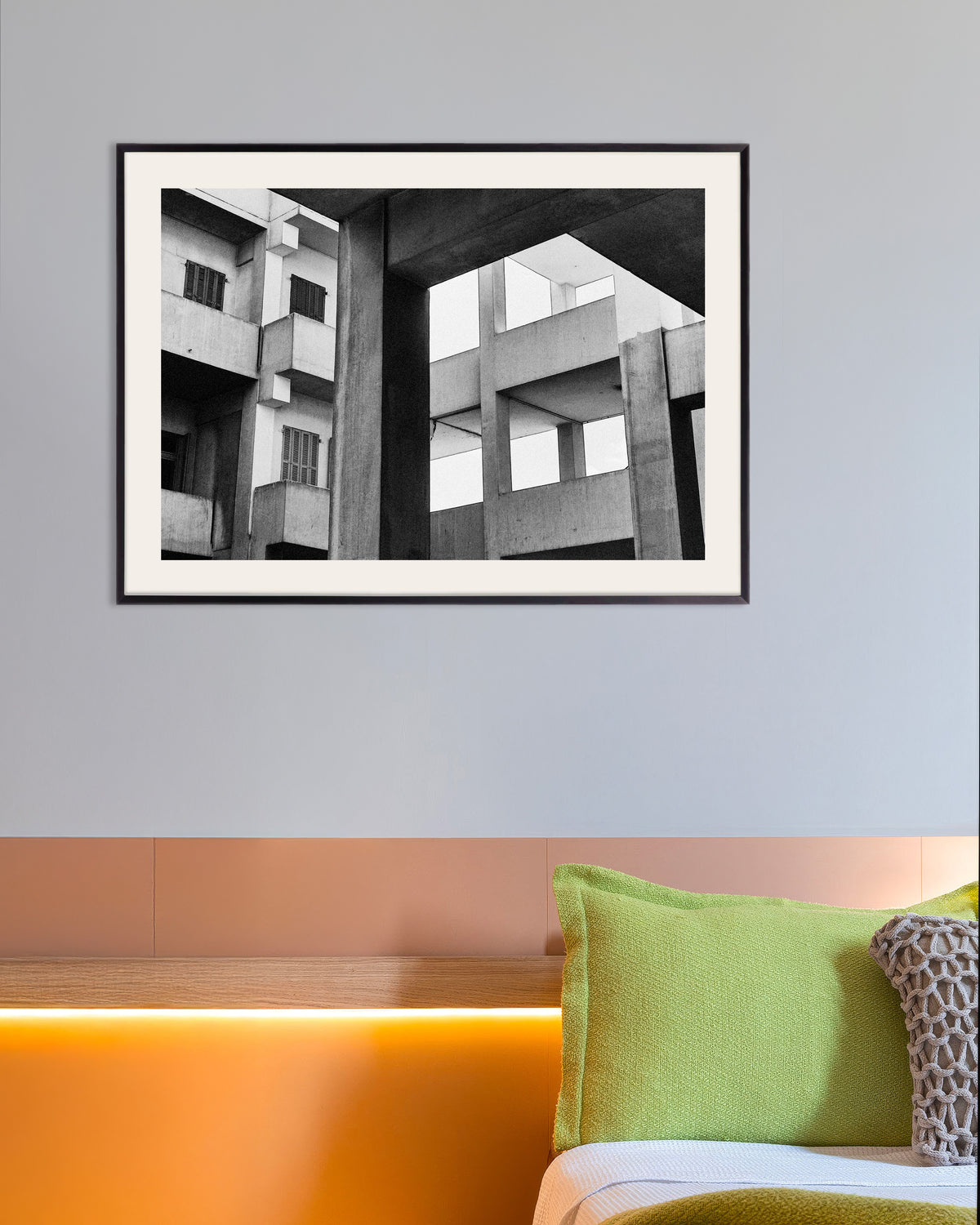 Poster „Betonrahmen und Fensterläden“ mit Metallrahmen