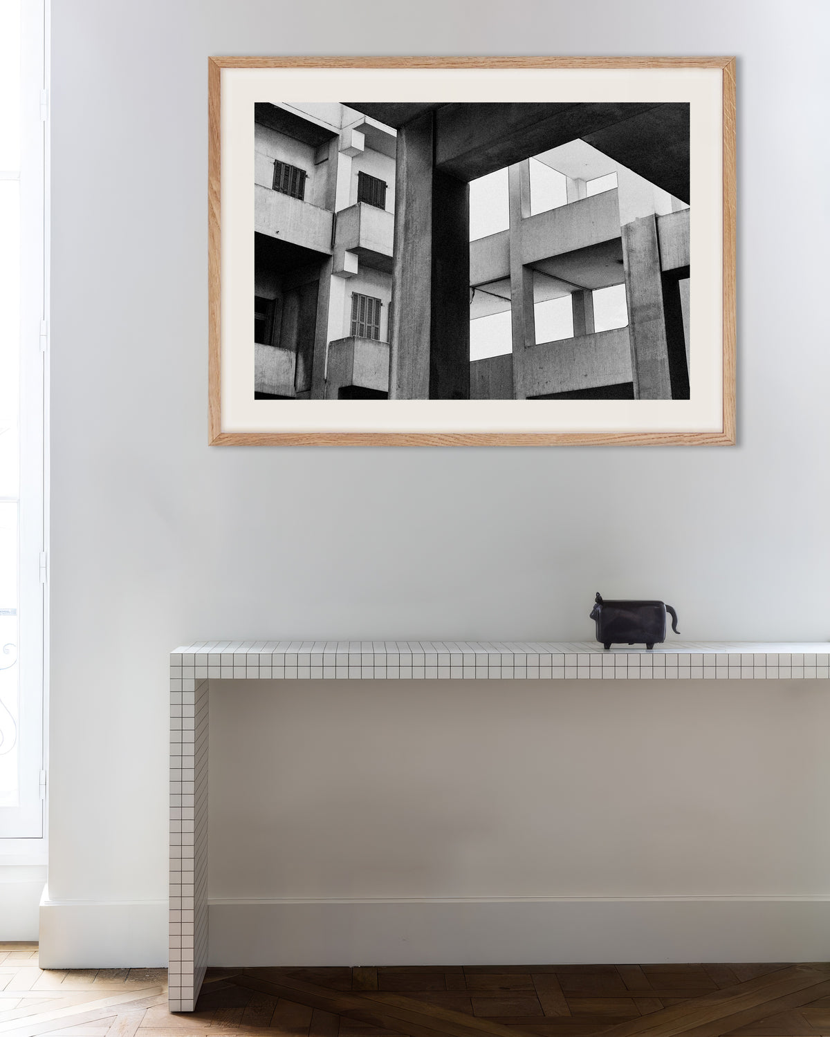 Poster „Betonrahmen und Fensterläden“ mit naturfarbenem Holzrahmen
