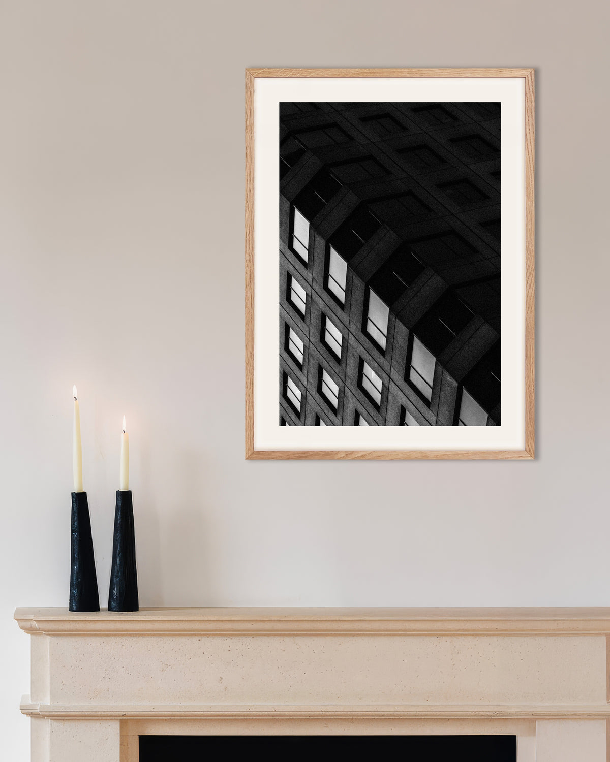 Poster „Betonraster bei Nacht“ mit naturfarbenem Holzrahmen