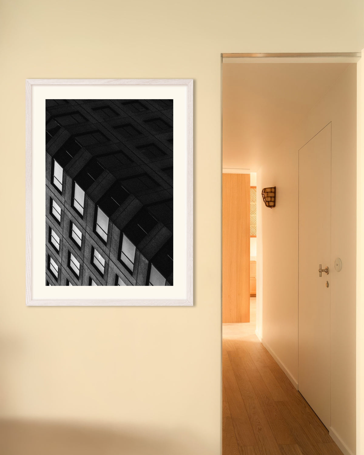 Poster „Betonraster bei Nacht“ mit weißem Holzrahmen