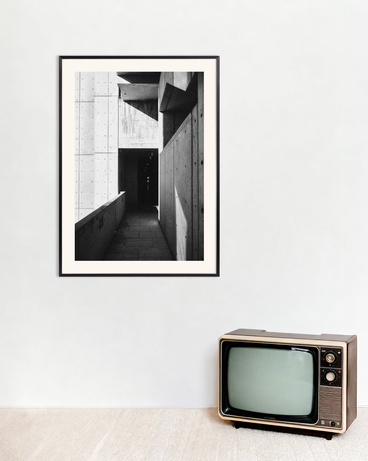 Poster „Betondurchgang in Licht und Schatten“ mit Metallrahmen
