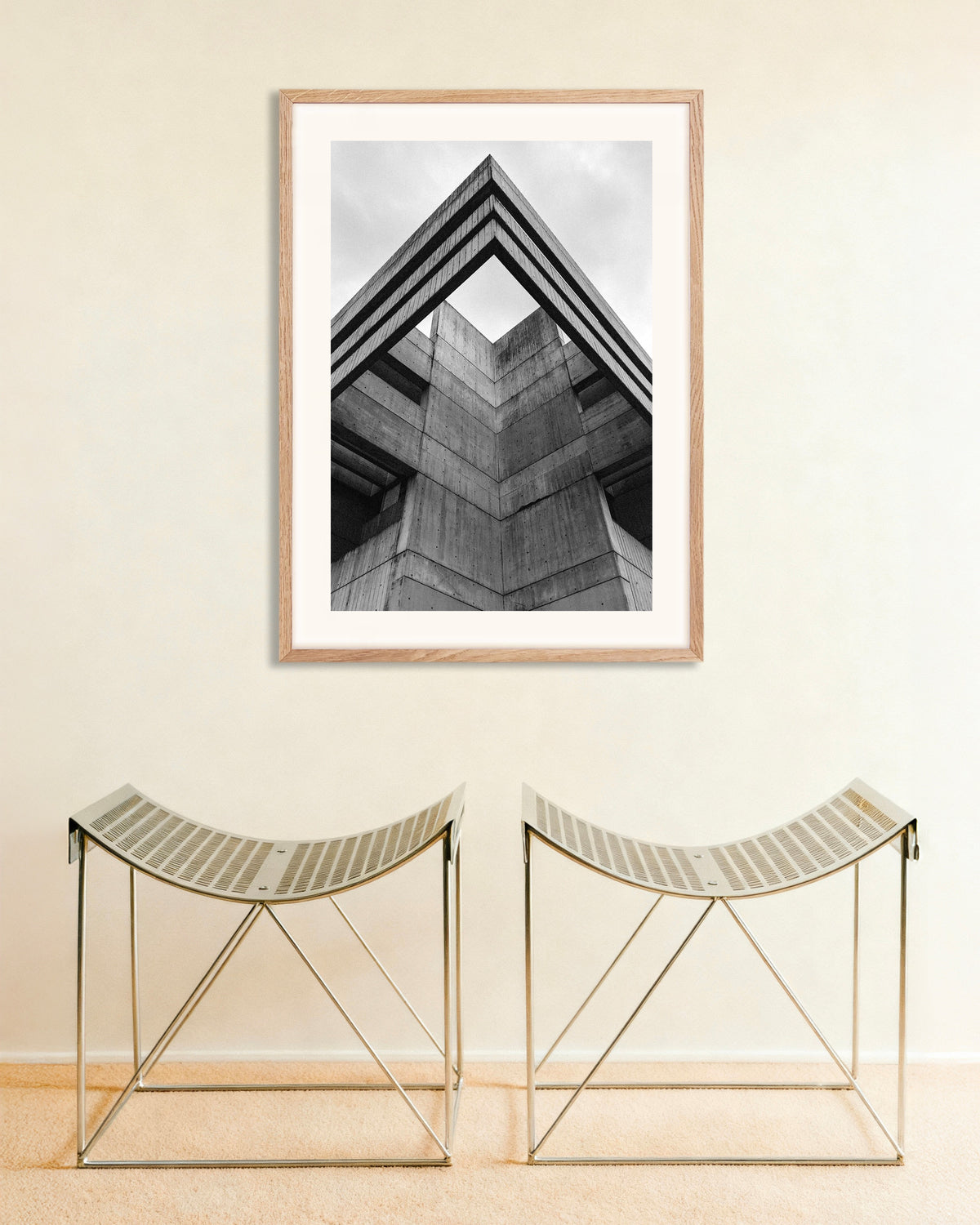 Poster „Betondachkante von unten“ mit naturfarbenem Holzrahmen