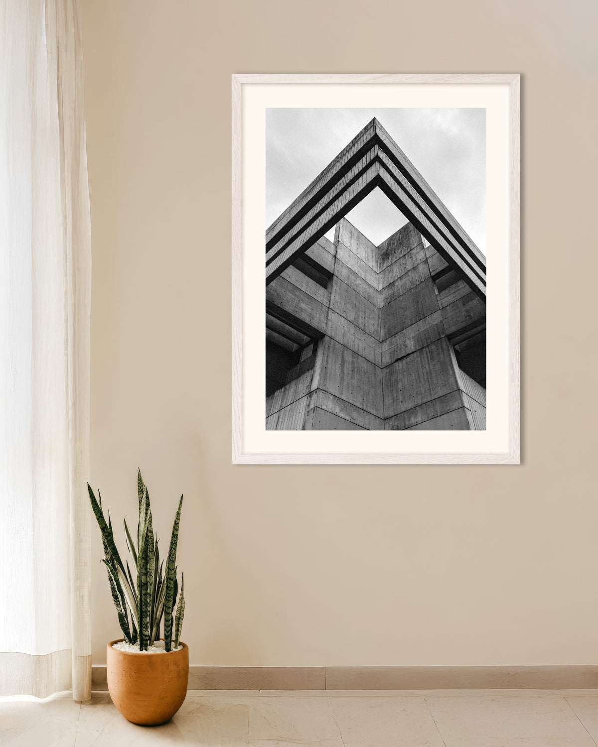 Poster „Betondachkante von unten“ mit weißem Holzrahmen