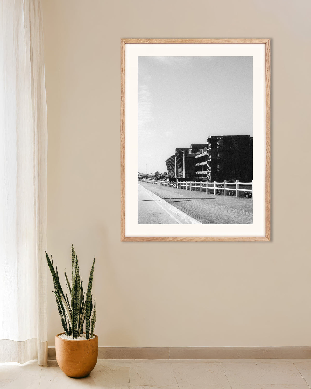 Poster „Betonruine am Straßenrand“ mit naturfarbenem Holzrahmen
