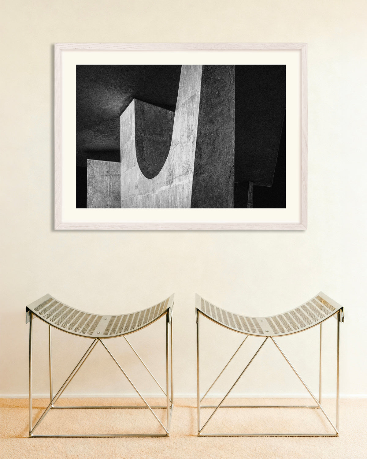 Poster „Beton-U im Schatten“ mit weißem Holzrahmen