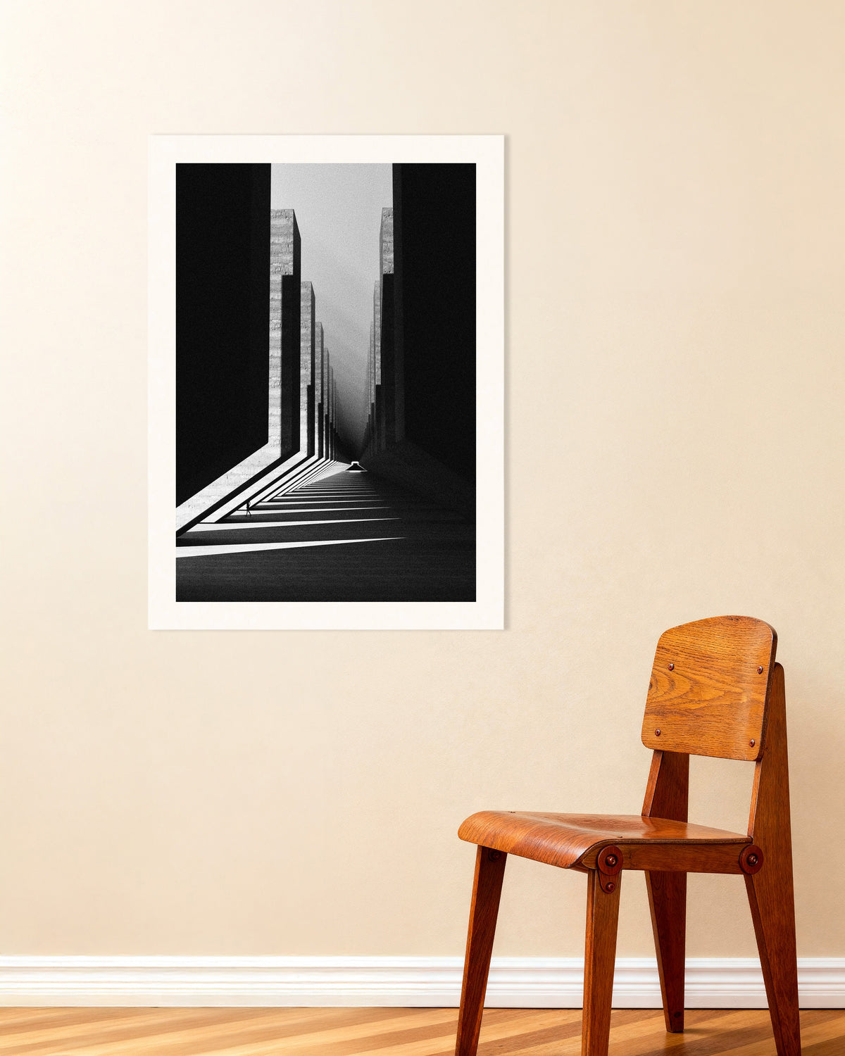 Poster „Korridor aus Licht und Beton“