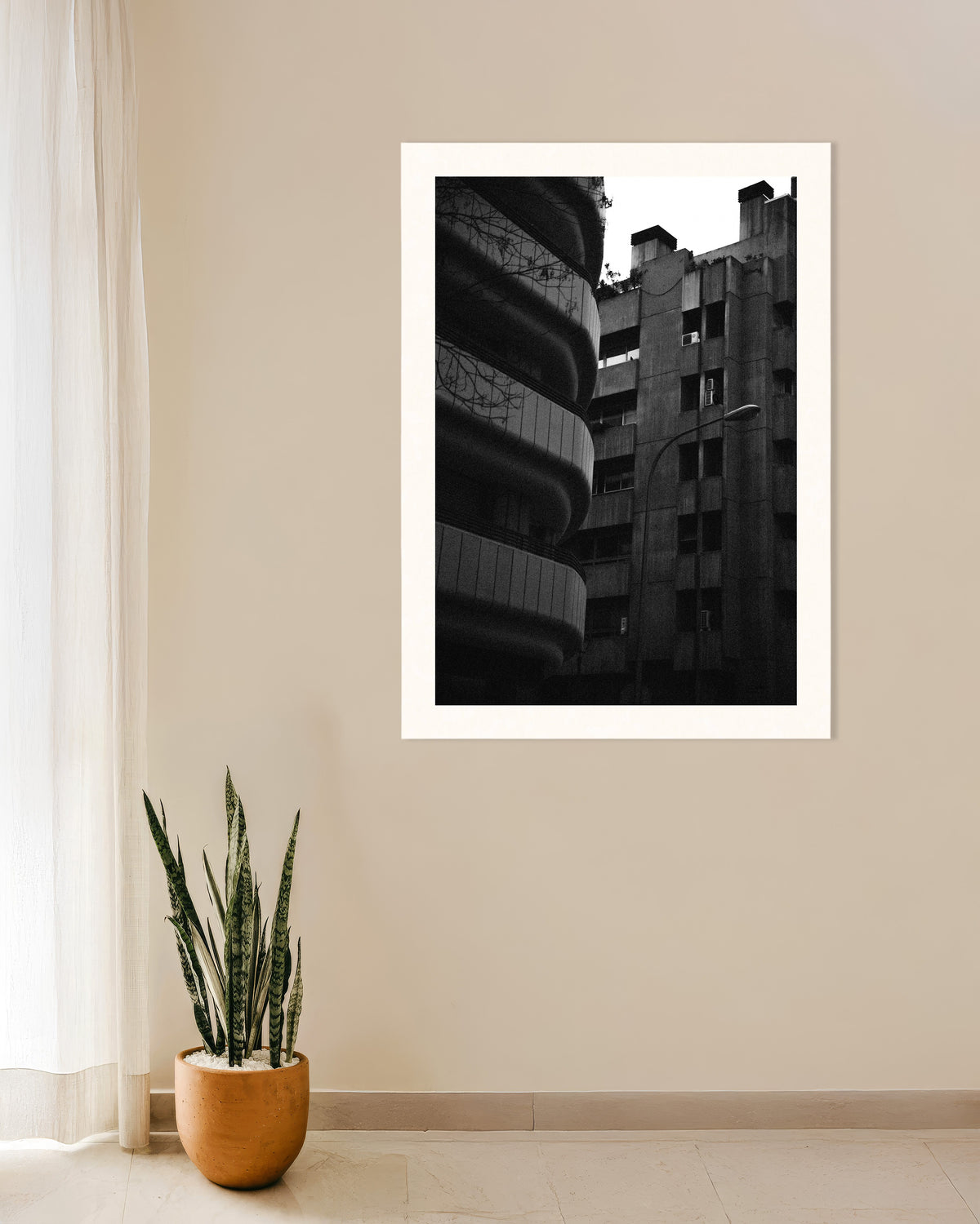 Poster „Geschwungene Fassade und Betonturm“