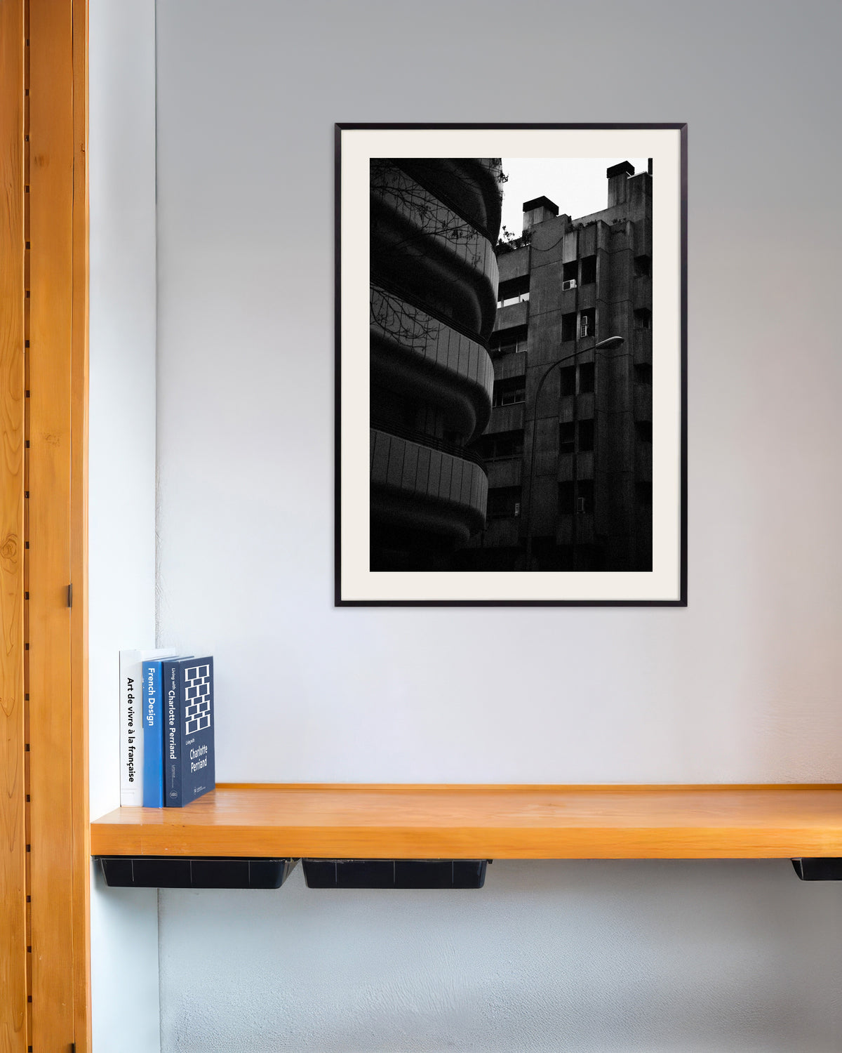 Poster „Geschwungene Fassade und Betonturm“ mit Metallrahmen