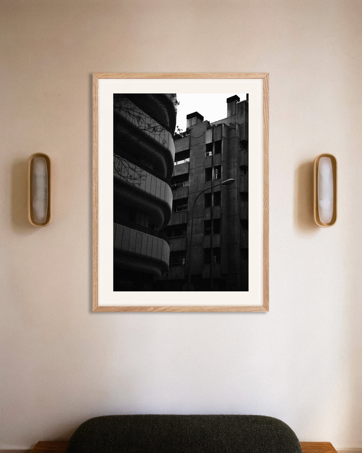 Poster „Geschwungene Fassade und Betonturm“ mit naturfarbenem Holzrahmen