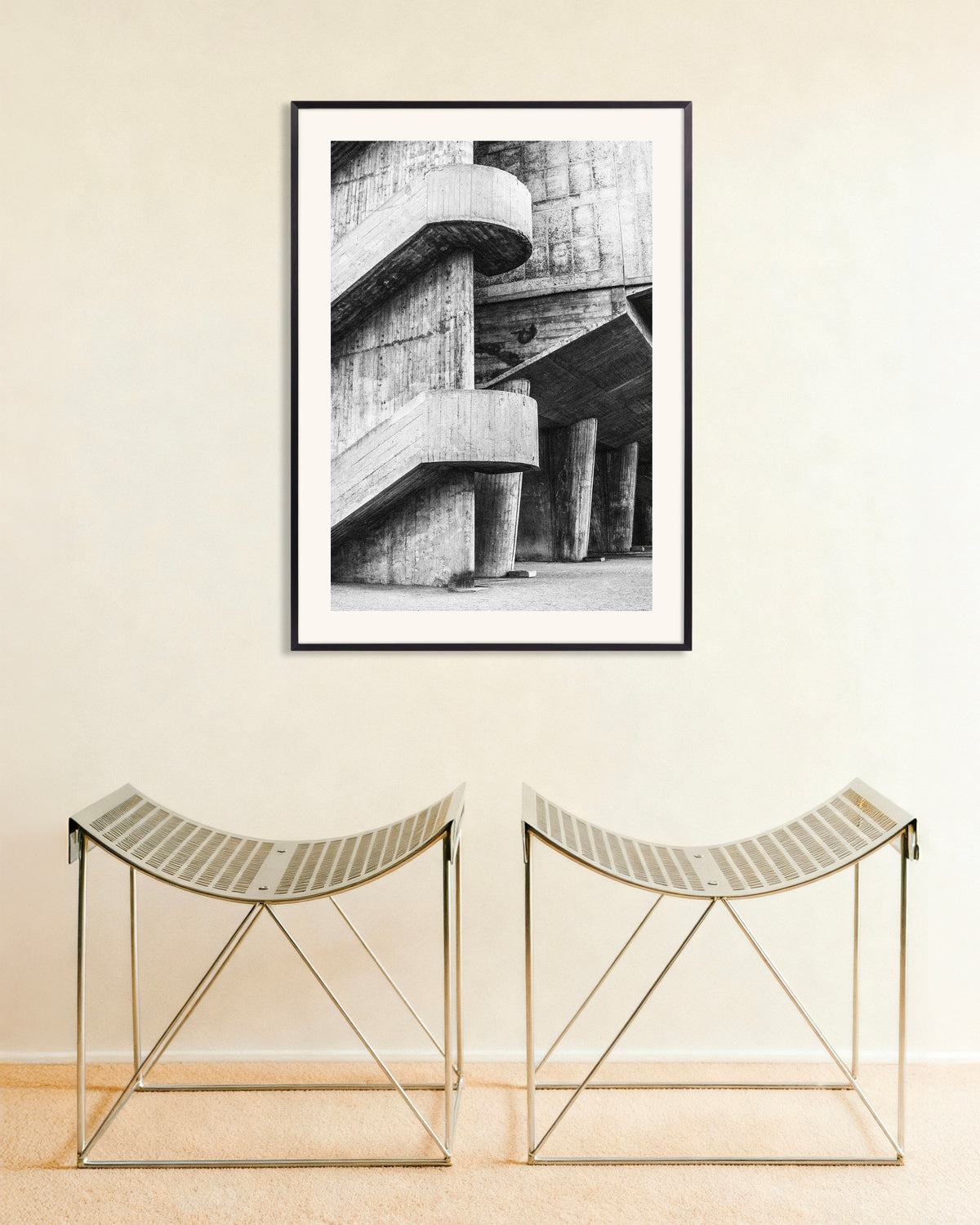Poster „Geschwungene Rampen und Betonsäulen“ mit Metallrahmen