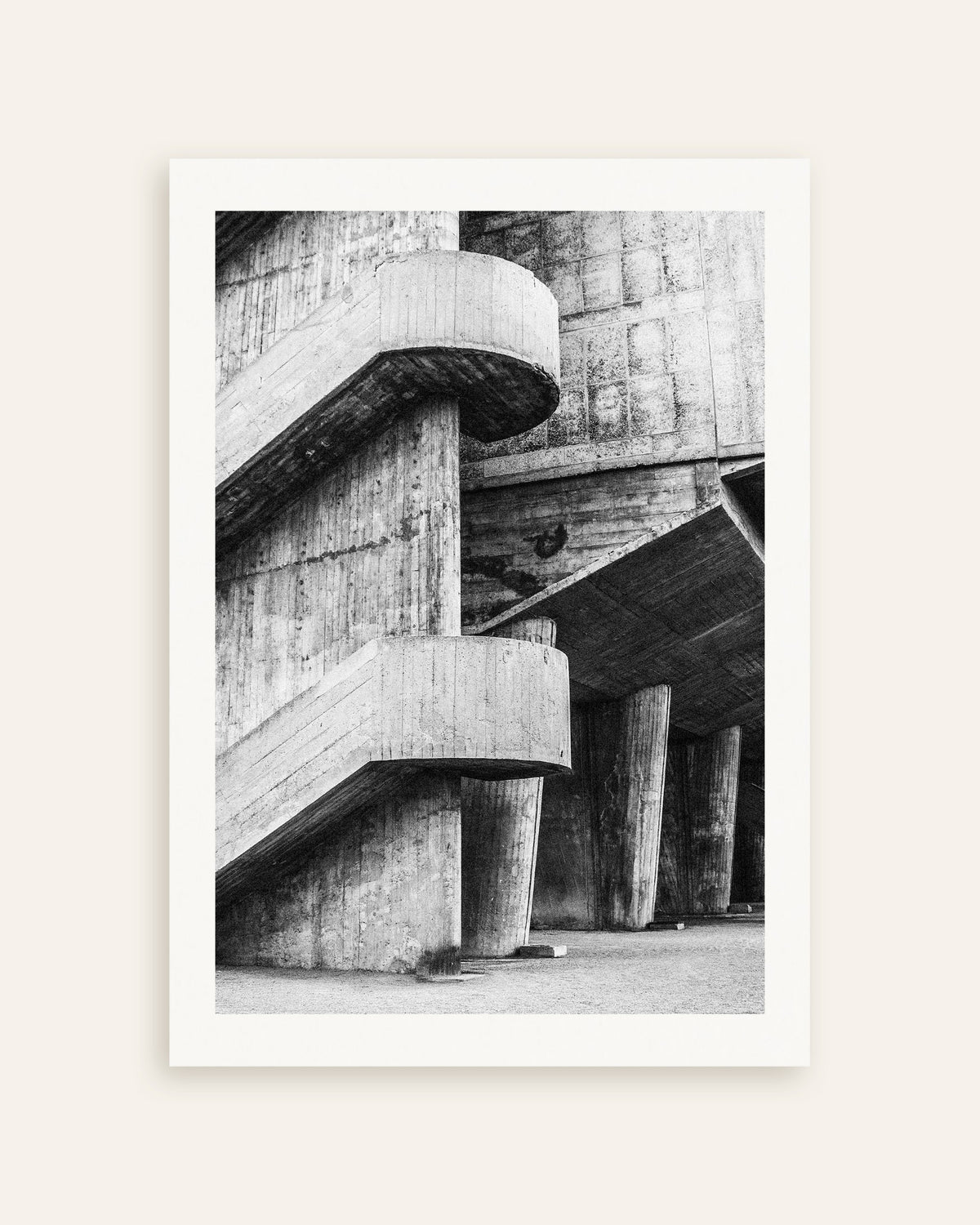 Poster „Geschwungene Rampen und Betonsäulen“, Miniaturansicht