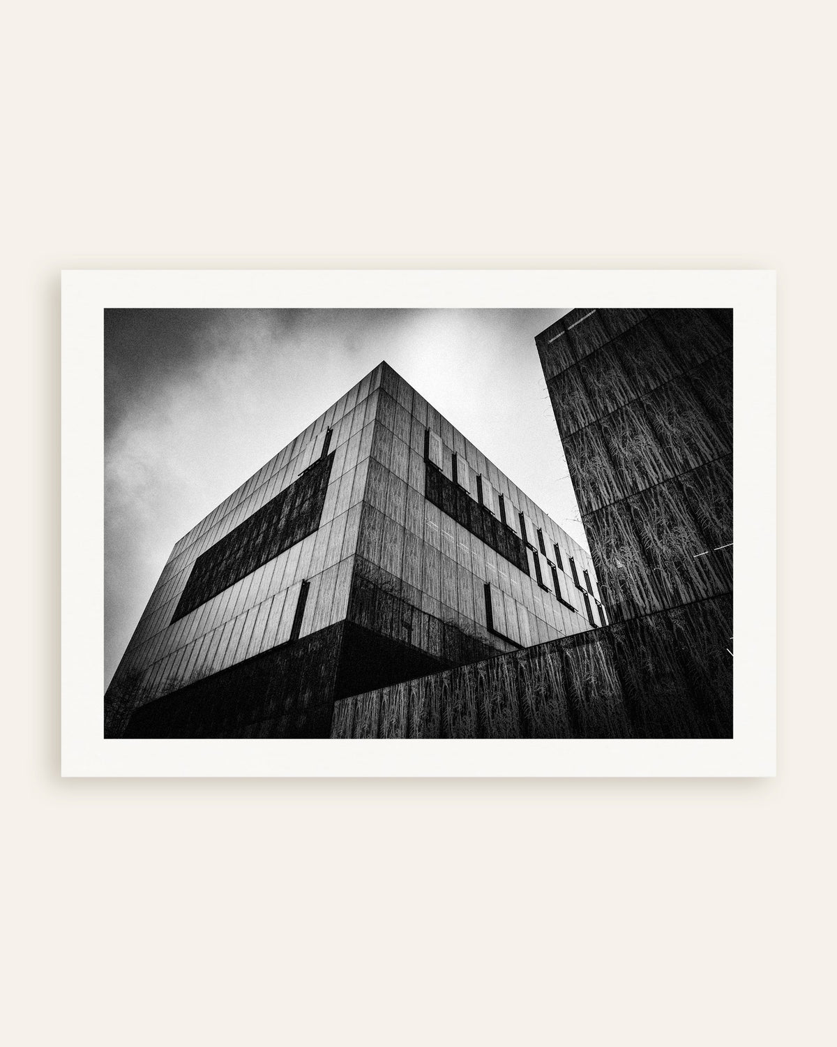 Poster „Dunkler Betonblock unter Wolken“, Miniaturansicht