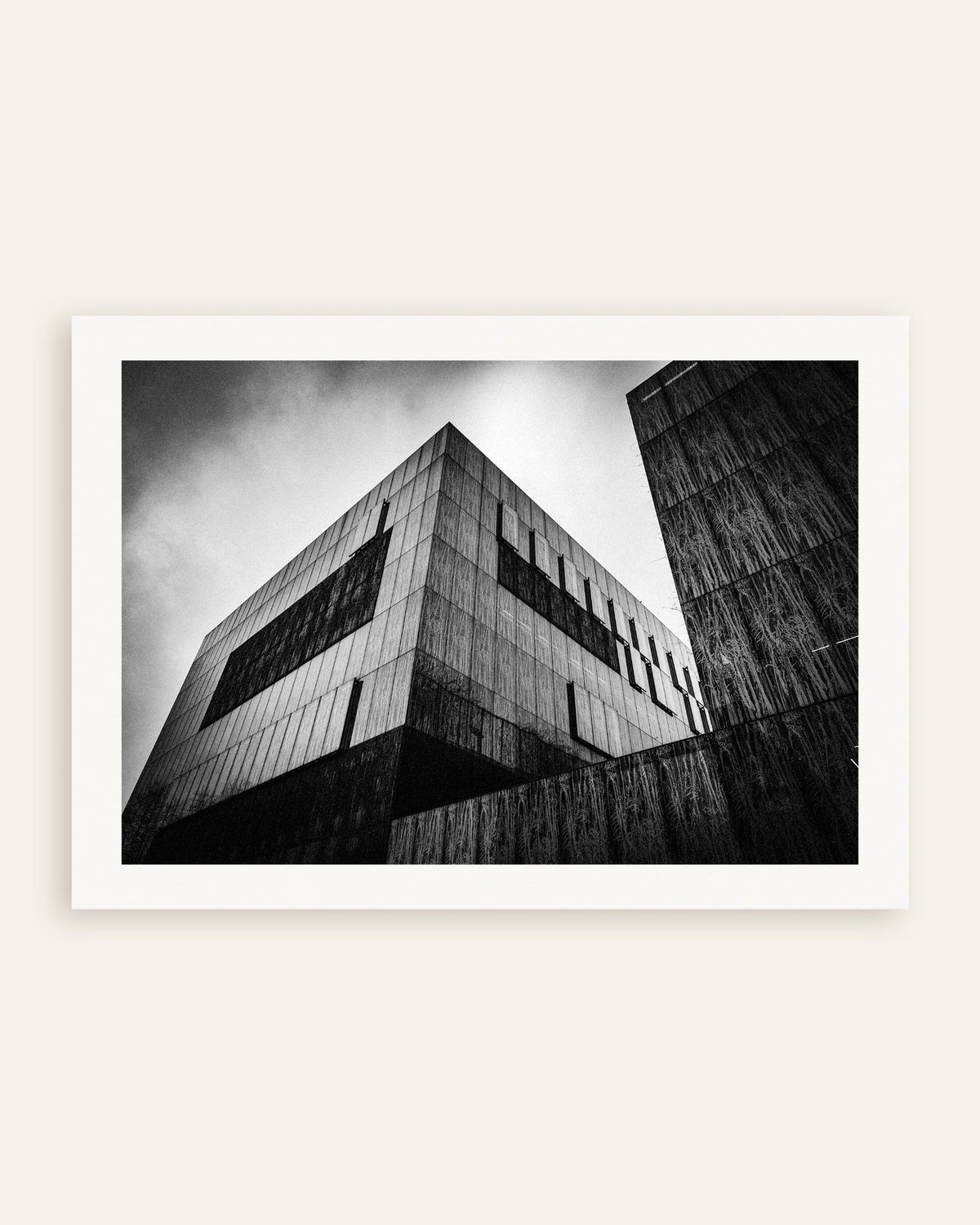 Poster „Dunkler Betonblock unter Wolken“, Miniaturansicht