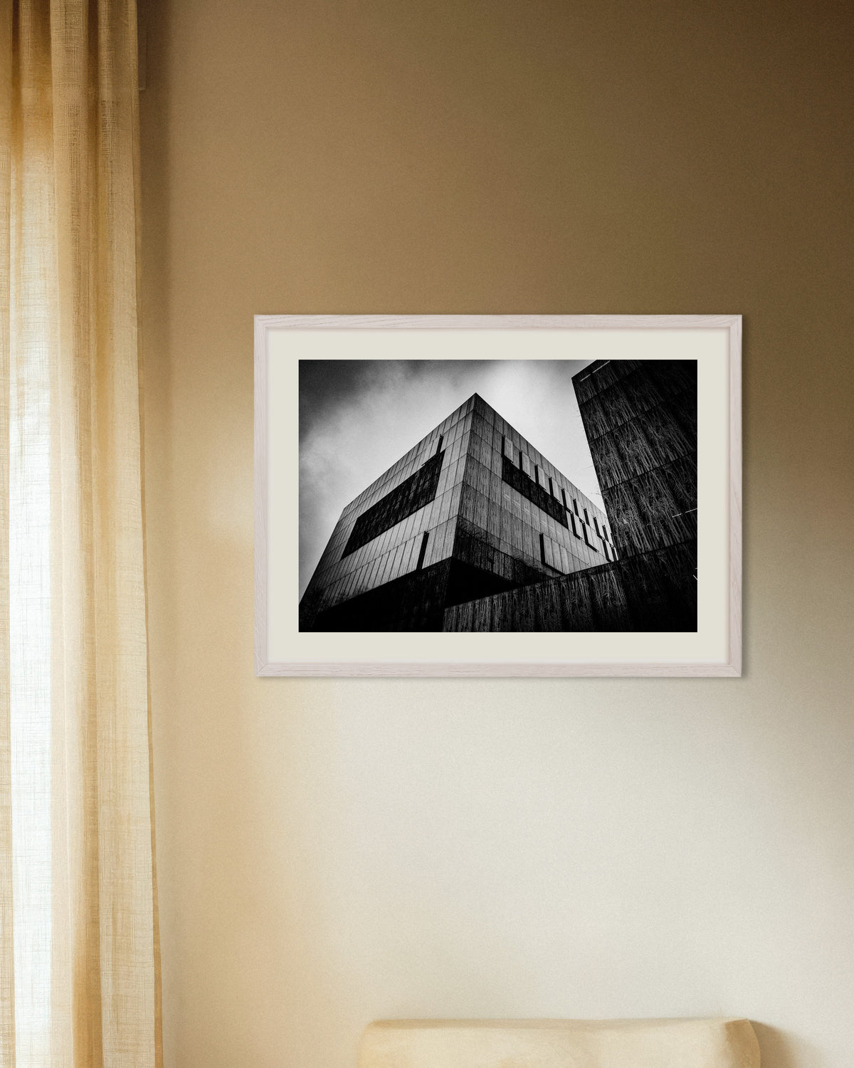 Poster „Dunkler Betonblock unter Wolken“ mit weißem Holzrahmen