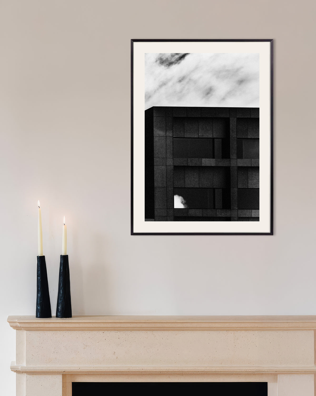 Poster „Dunkle Fassade und vorbeiziehende Wolke“ mit Metallrahmen
