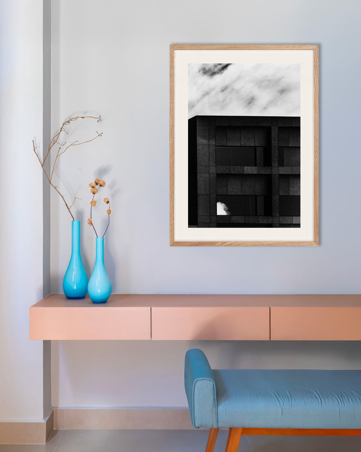 Poster „Dunkle Fassade und vorbeiziehende Wolke“ mit naturfarbenem Holzrahmen