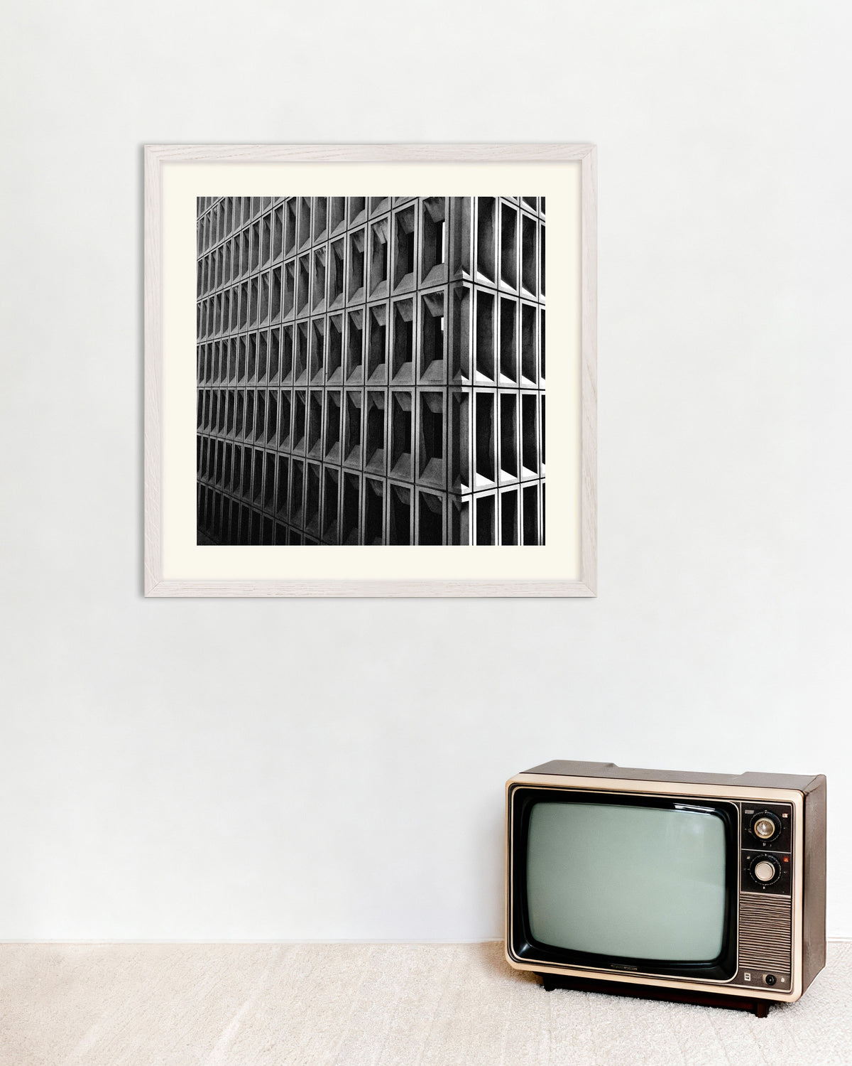Poster „Ecke mit tiefem Fensterraster“ mit weißem Holzrahmen
