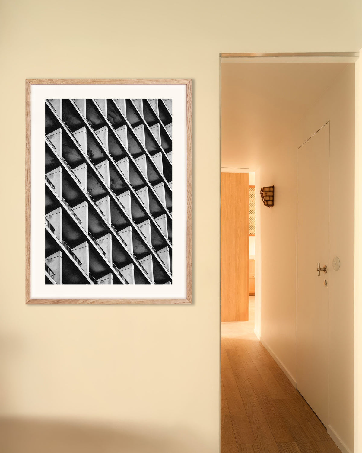 Poster „Diagonaler Rhythmus der Balkone“ mit naturfarbenem Holzrahmen