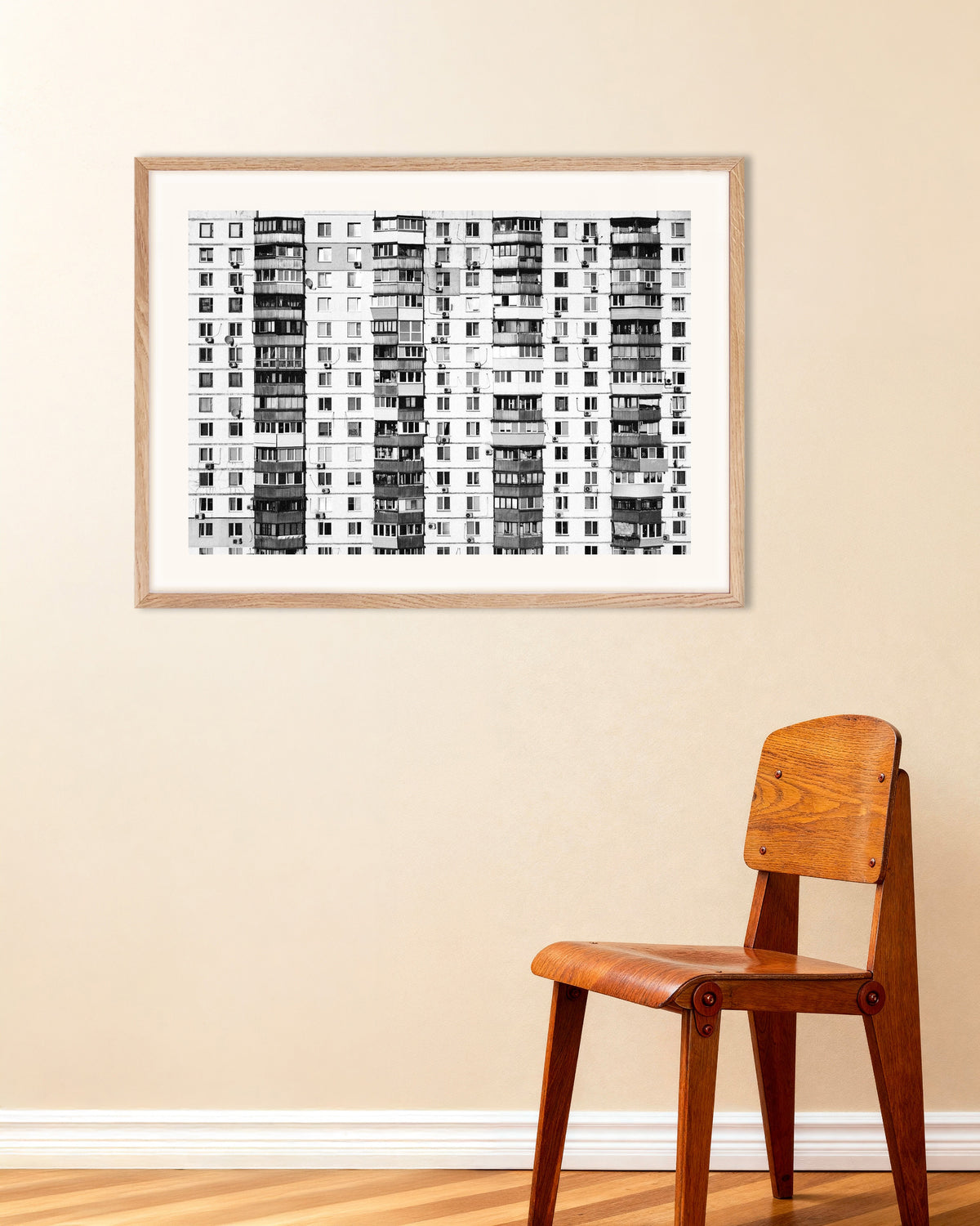 Poster „Endloser Wohnblock“ mit naturfarbenem Holzrahmen