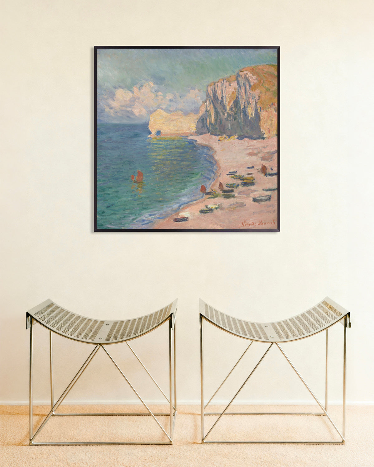 Poster Étretat, der Strand und die Falaise d'Amont (1885) von Claude Monet mit Metallrahmen