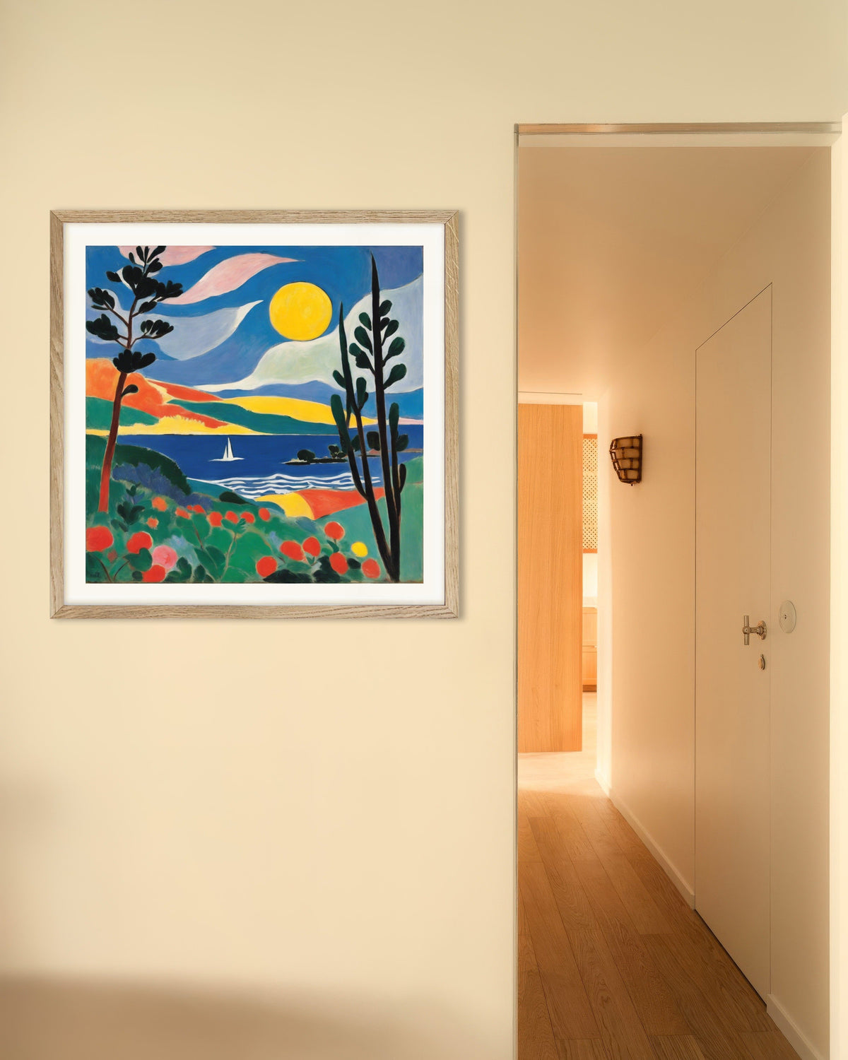 Poster Sonnenbeschienene Bucht mit Segelboot – abstraktes Küstenposter, mit naturfarbenem Holzrahmen