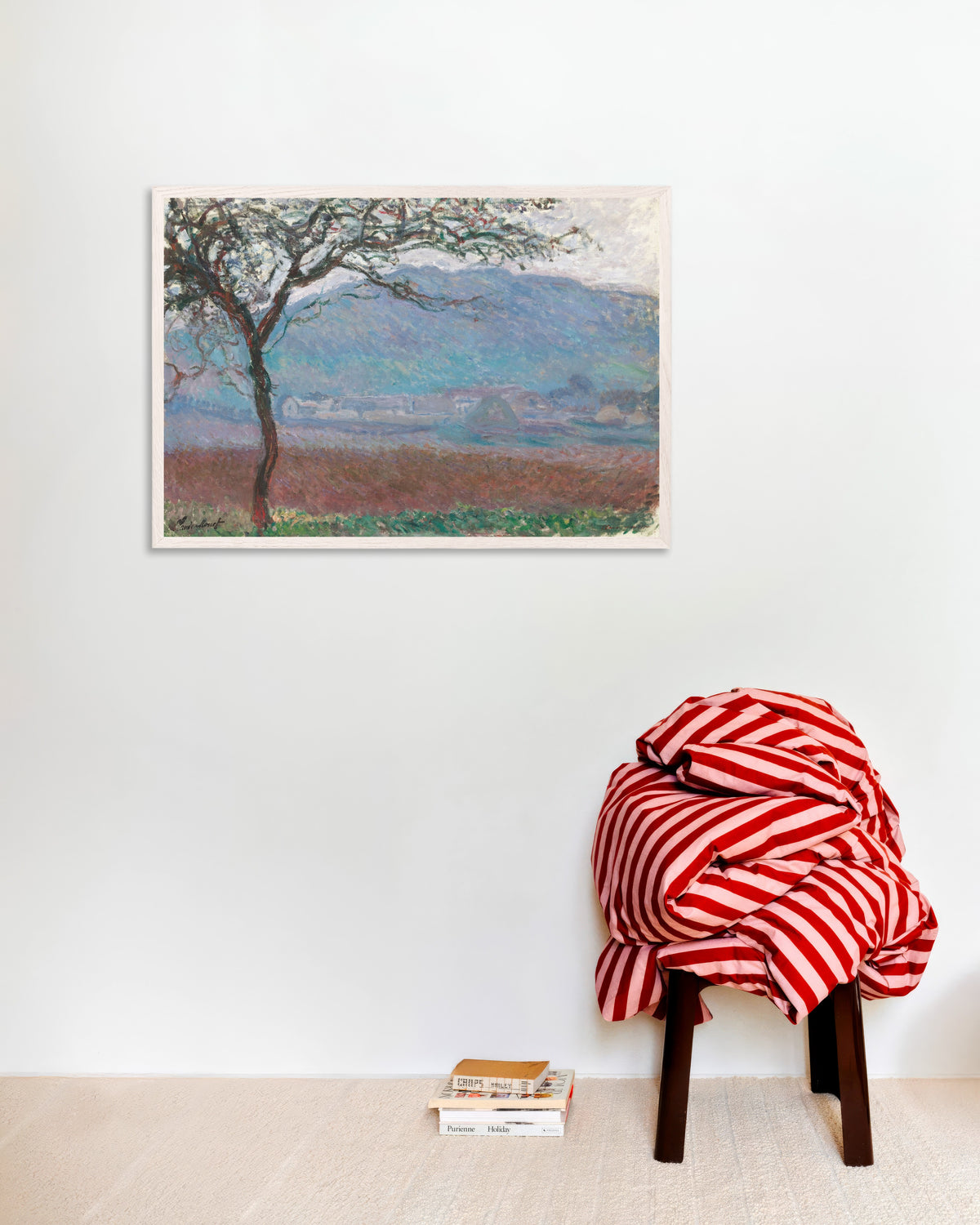 Poster Feld in Giverny (1887) von Claude Monet mit weißem Holzrahmen