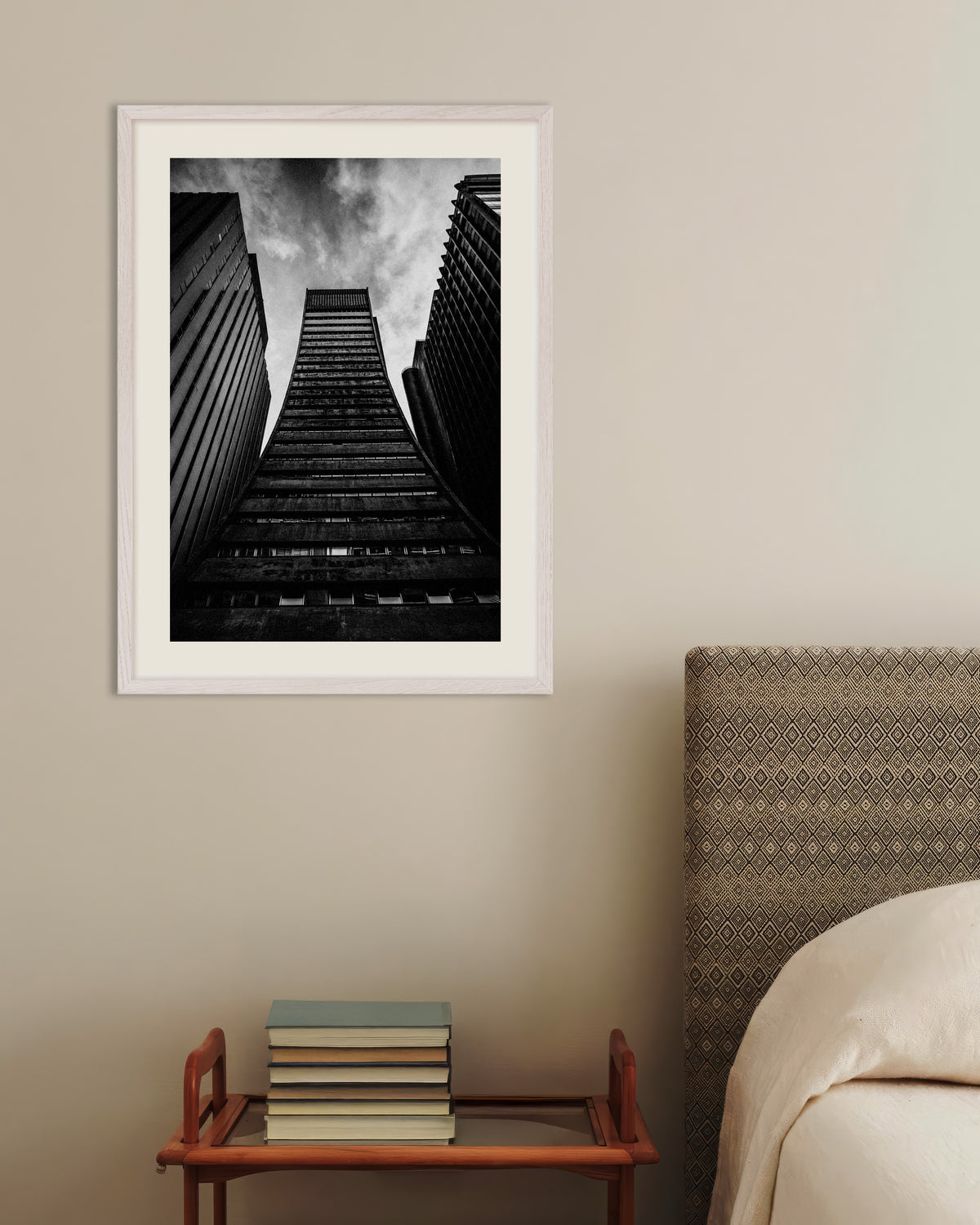 Poster „Ausladender Turm zwischen Giganten“ mit weißem Holzrahmen