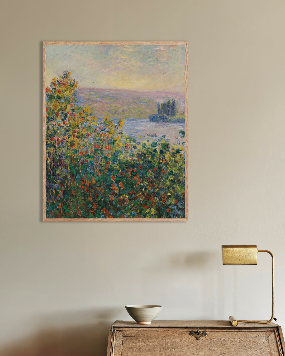 Poster Blumenbeete in Vétheuil (1881) von Claude Monet mit naturfarbenem Holzrahmen