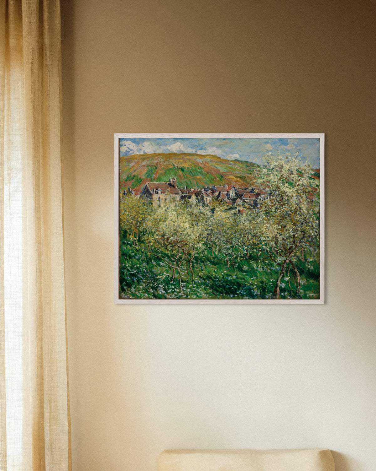 Poster Blühende Pflaumenbäume (1879) von Claude Monet mit weißem Holzrahmen