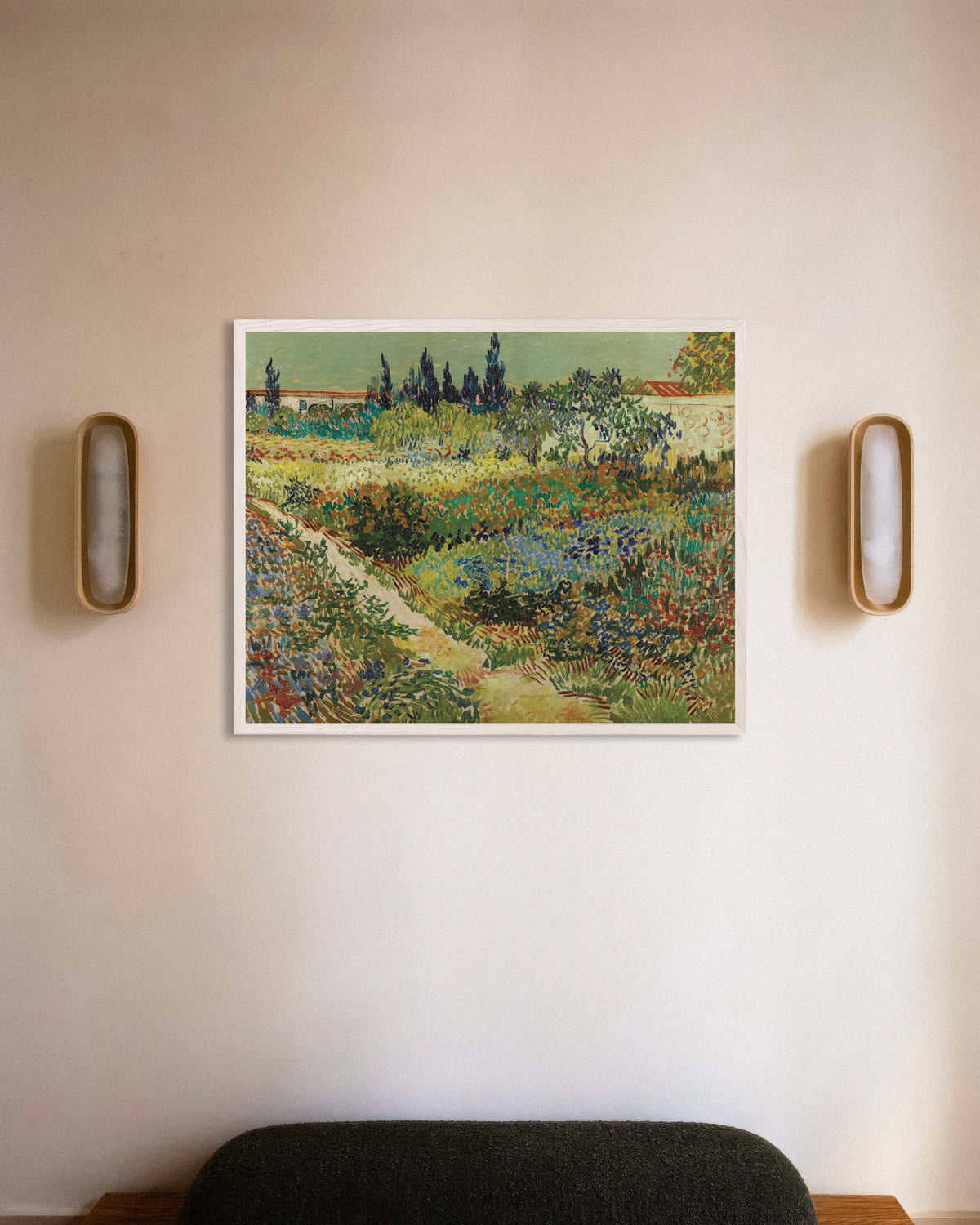 Poster „Garten in Arles (1888) von Vincent van Gogh“ mit weißem Holzrahmen