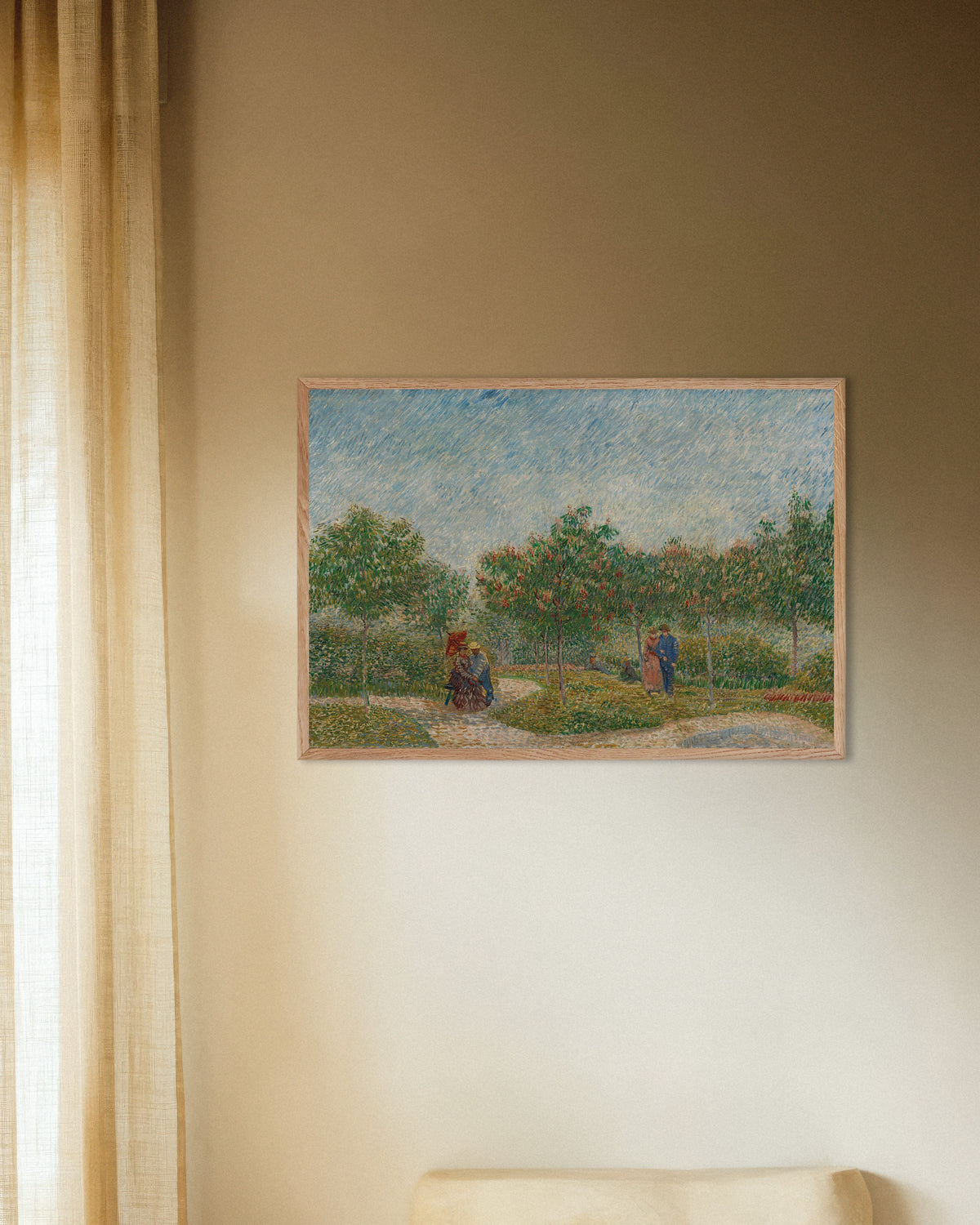 Poster mit „Garten mit sich umwerbenden Paaren, Square Saint-Pierre (1887) von Vincent van Gogh“, mit naturfarbenem Holzrahmen