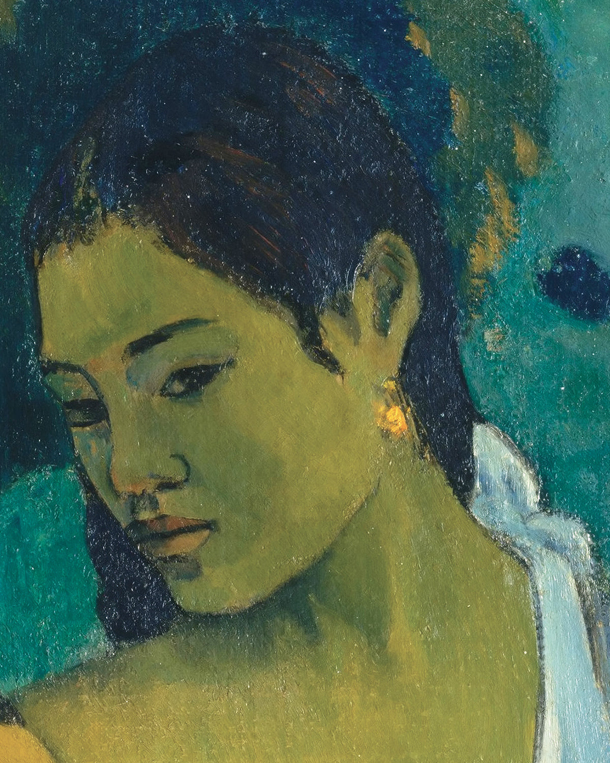 Nahaufnahme eines gemalten Porträts von Paul Gauguin: eine Frau mit dunklem Haar, blassgrüner Haut und weißem Gewand vor einem türkisblauen Hintergrund.