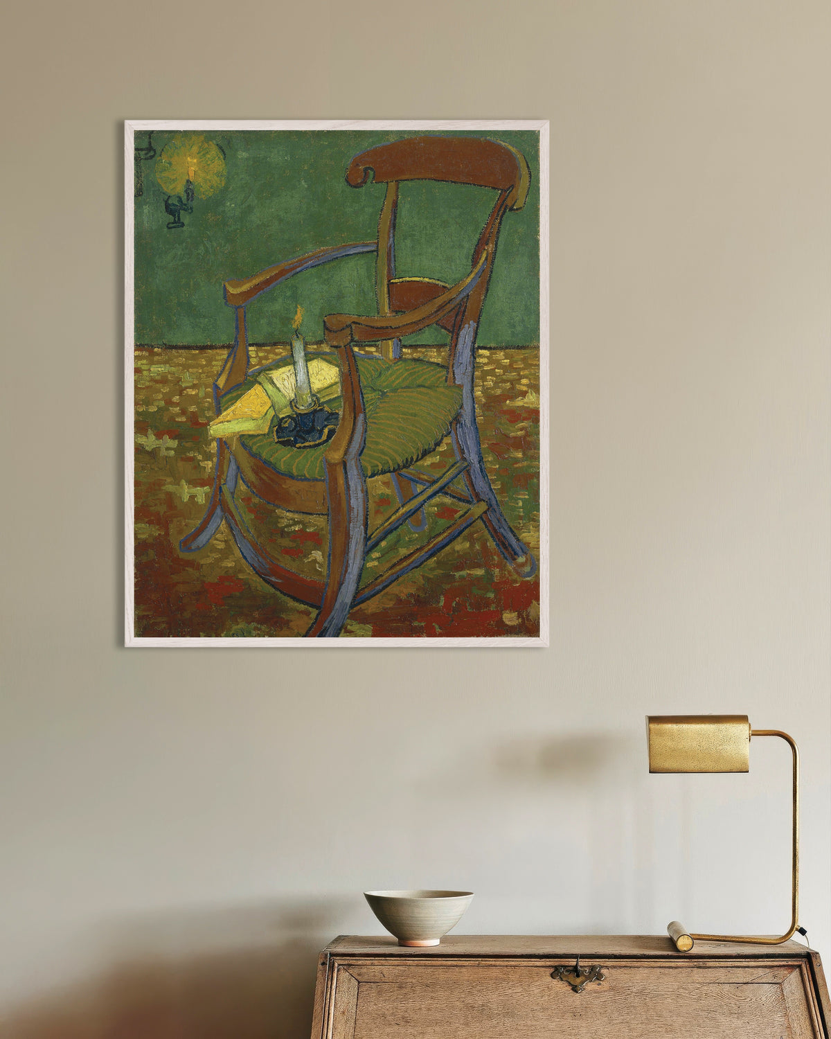 Poster „Gauguins Stuhl (1888) von Vincent van Gogh“ mit weißem Holzrahmen